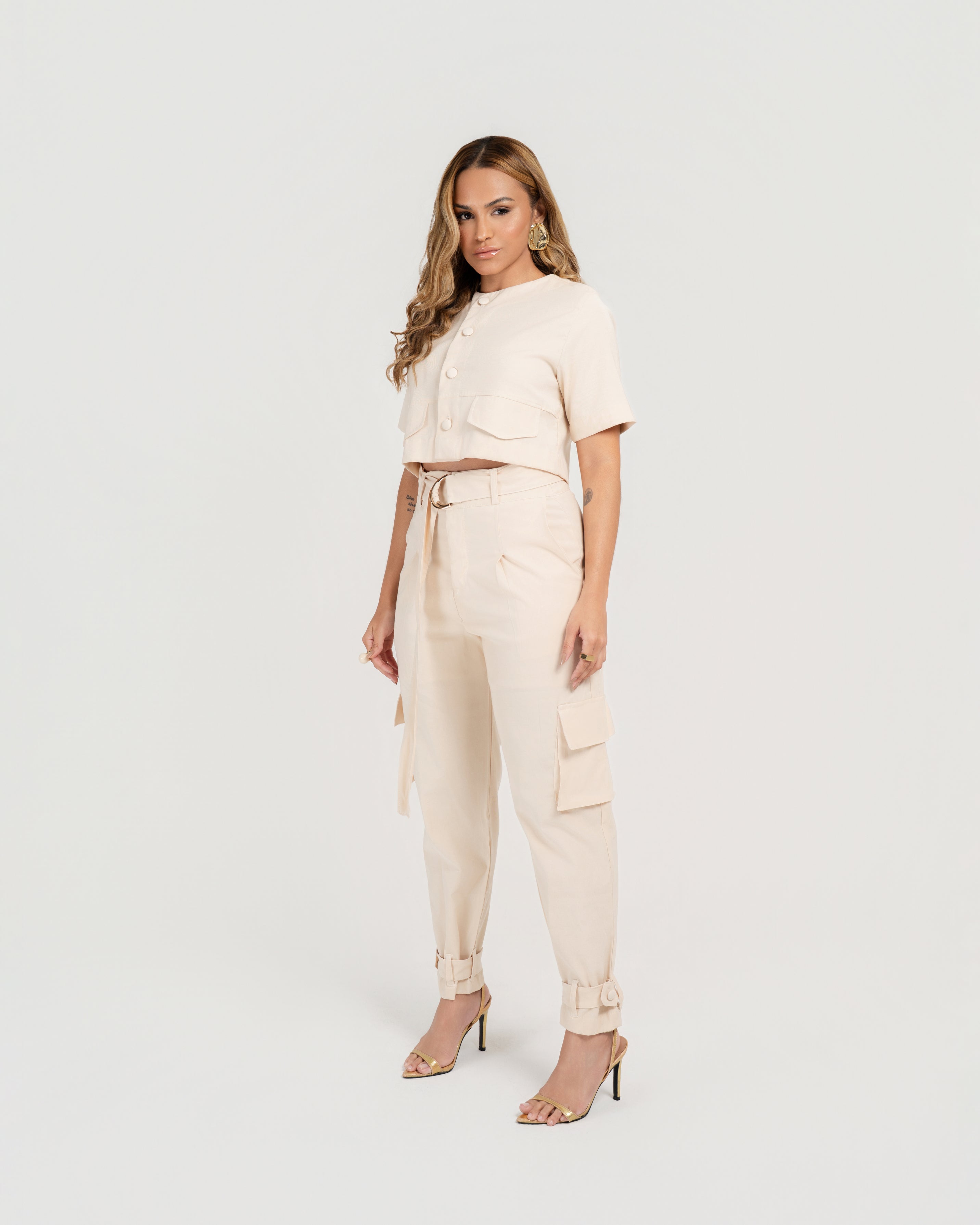 CALÇA SLOUCHY COM CINTO E BOLSOS CARGO