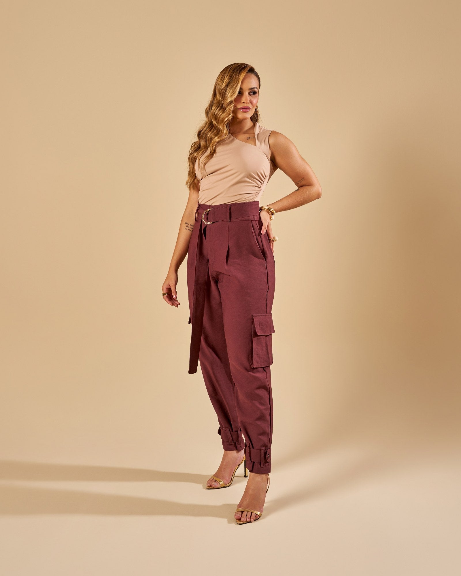 CALÇA SLOUCHY COM CINTO E BOLSOS CARGO