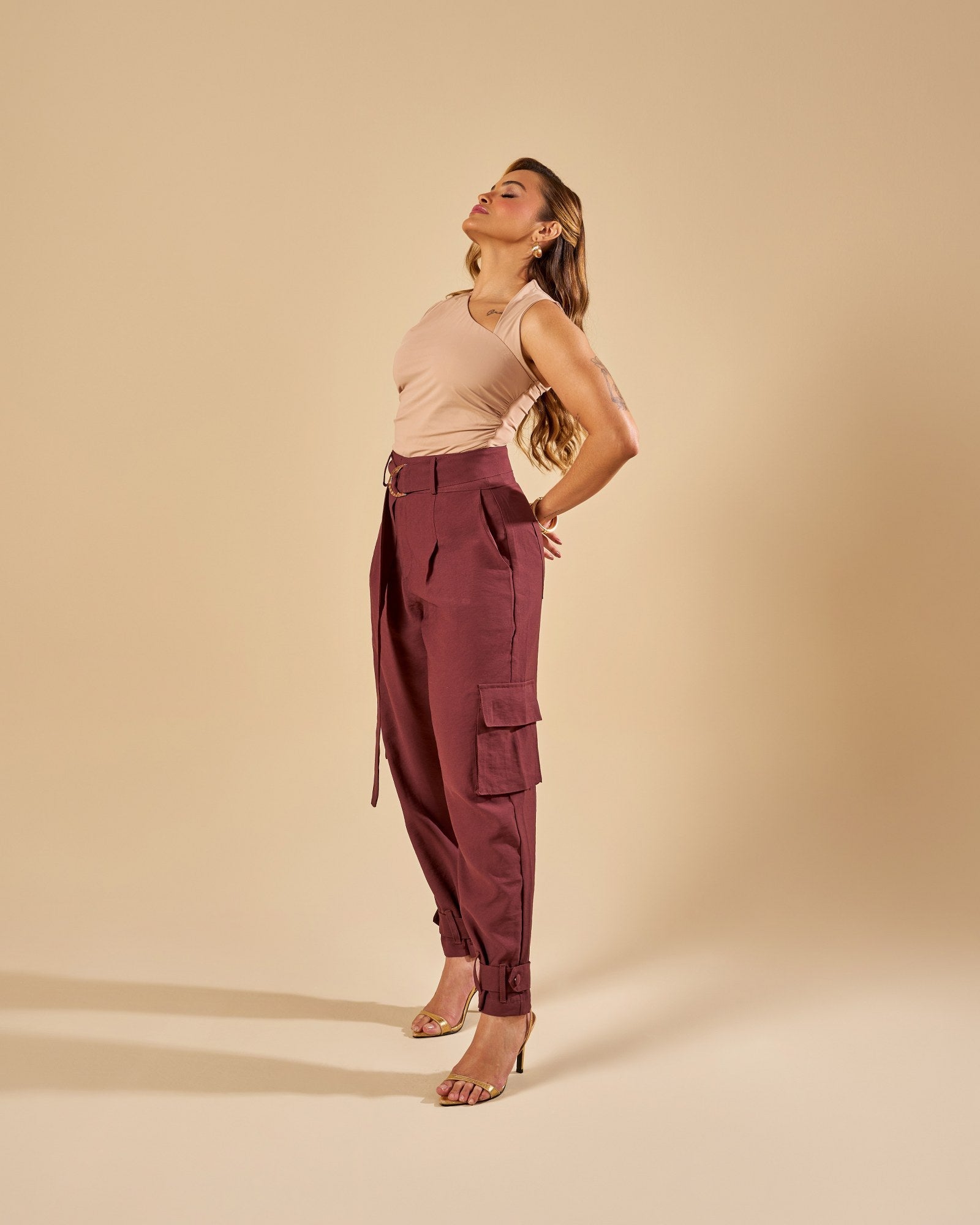 CALÇA SLOUCHY COM CINTO E BOLSOS CARGO