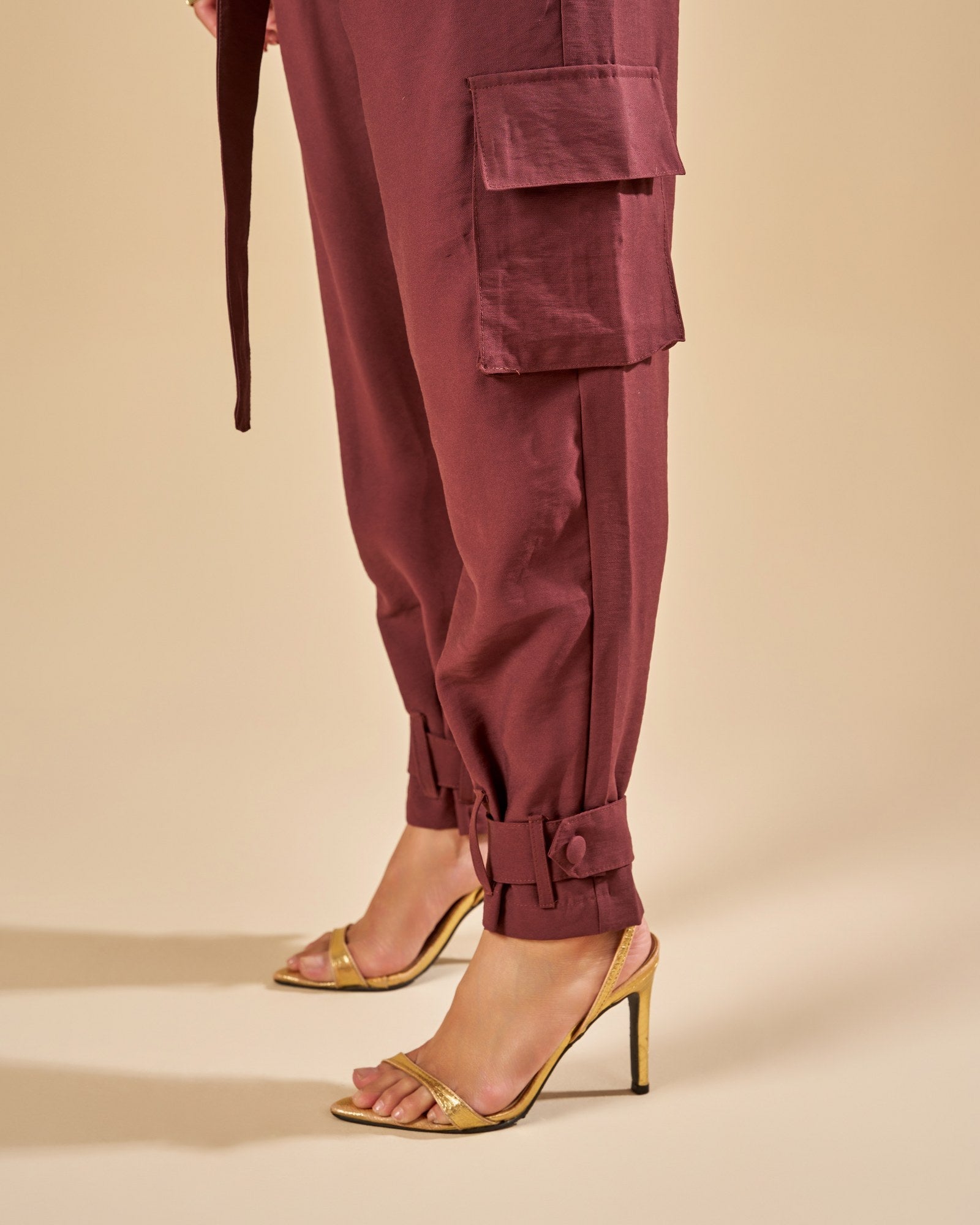 CALÇA SLOUCHY COM CINTO E BOLSOS CARGO