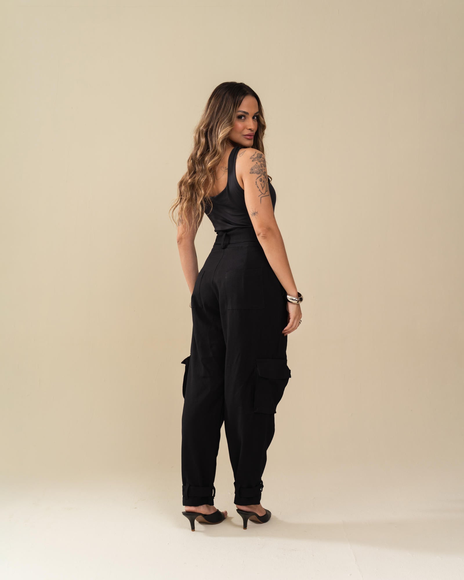 CALÇA SLOUCHY COM CINTO E BOLSOS CARGO