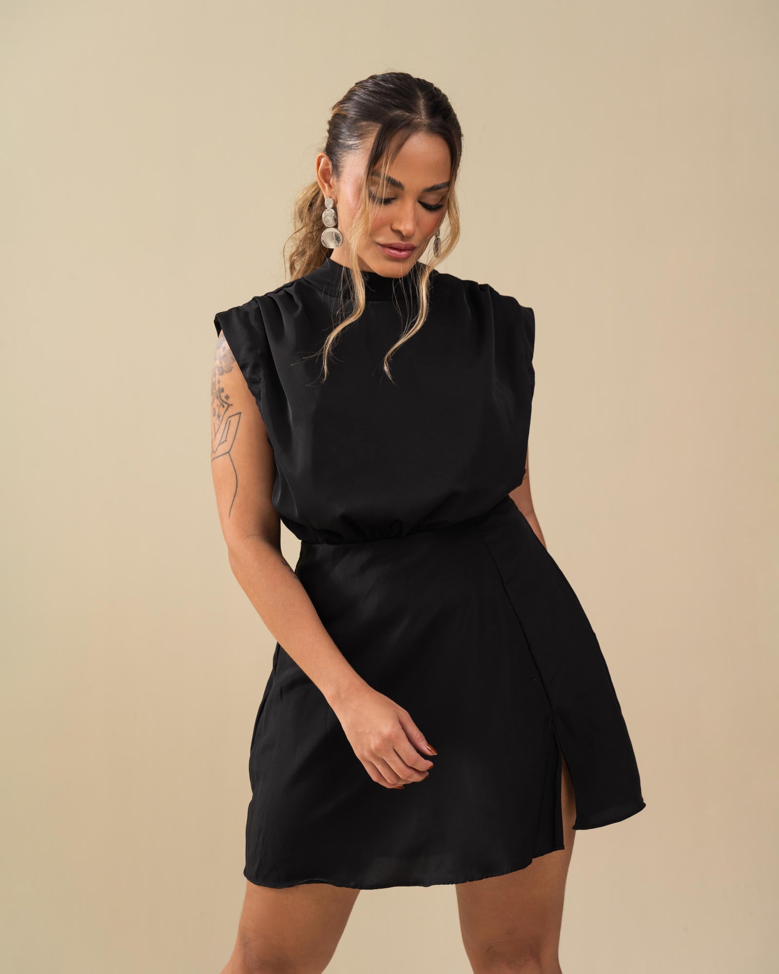 VESTIDO CURTO COM OMBROS DRAPEADOS