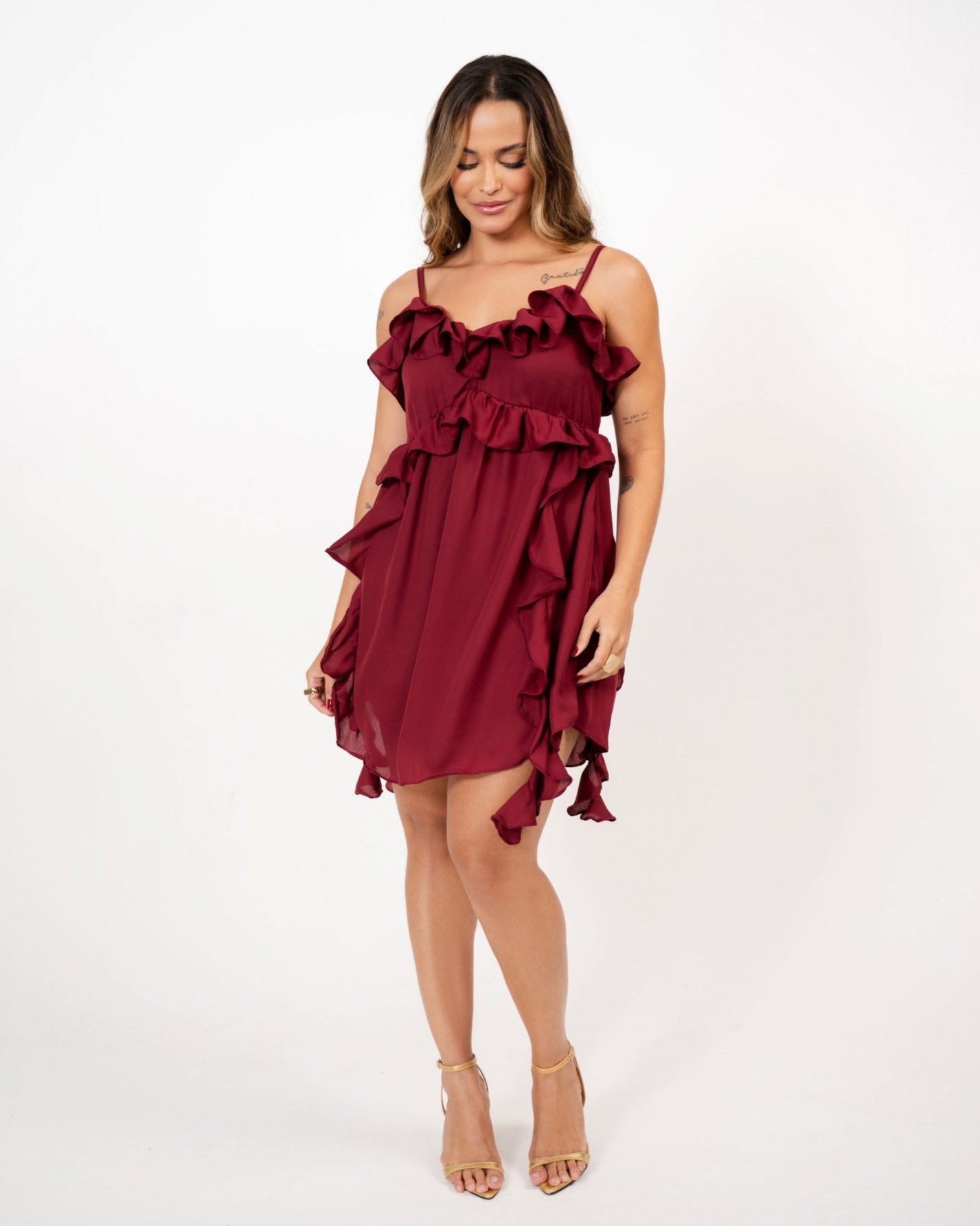 VESTIDO CURTO COM ALCINHAS E BABADOS