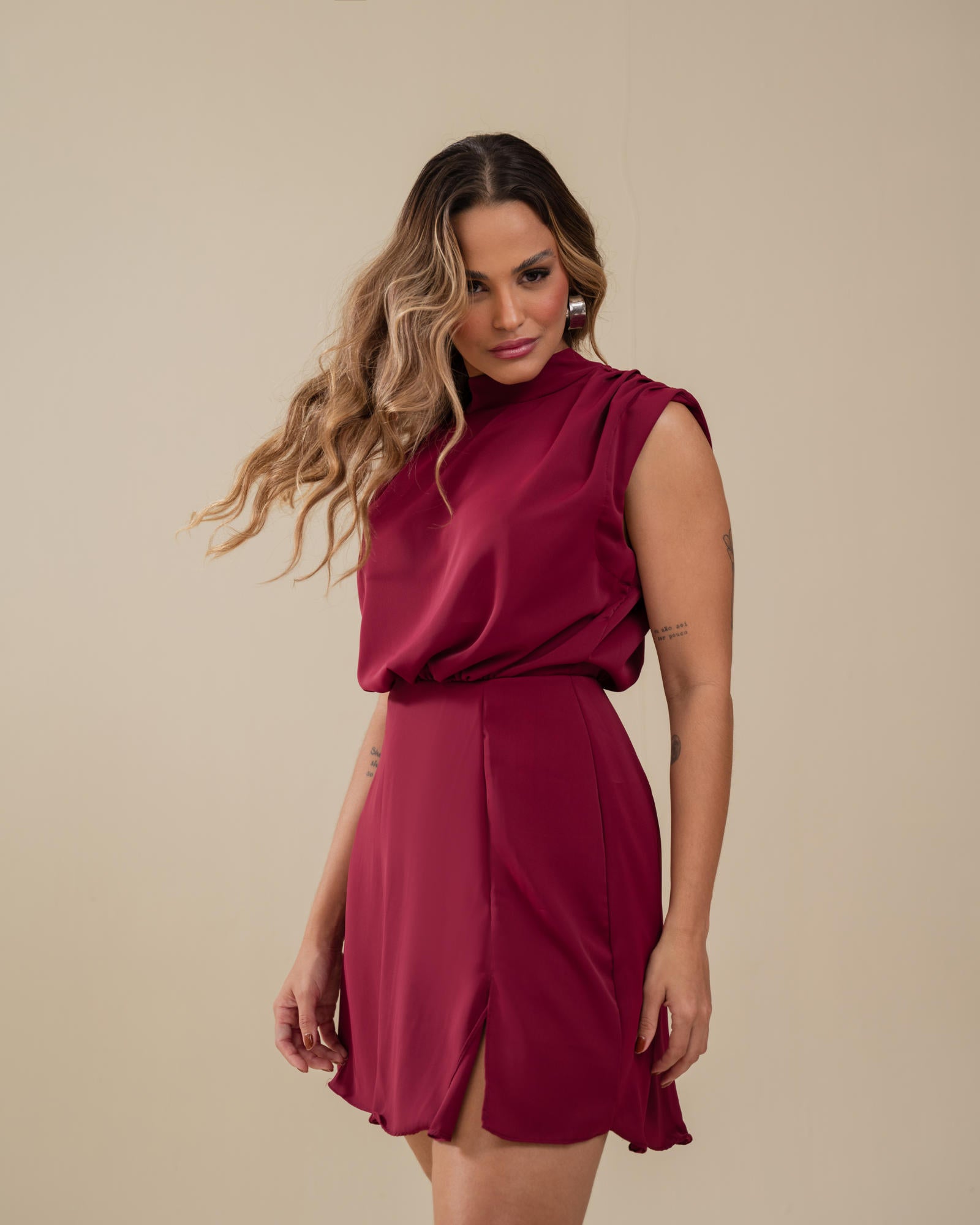 VESTIDO CURTO COM OMBROS DRAPEADOS