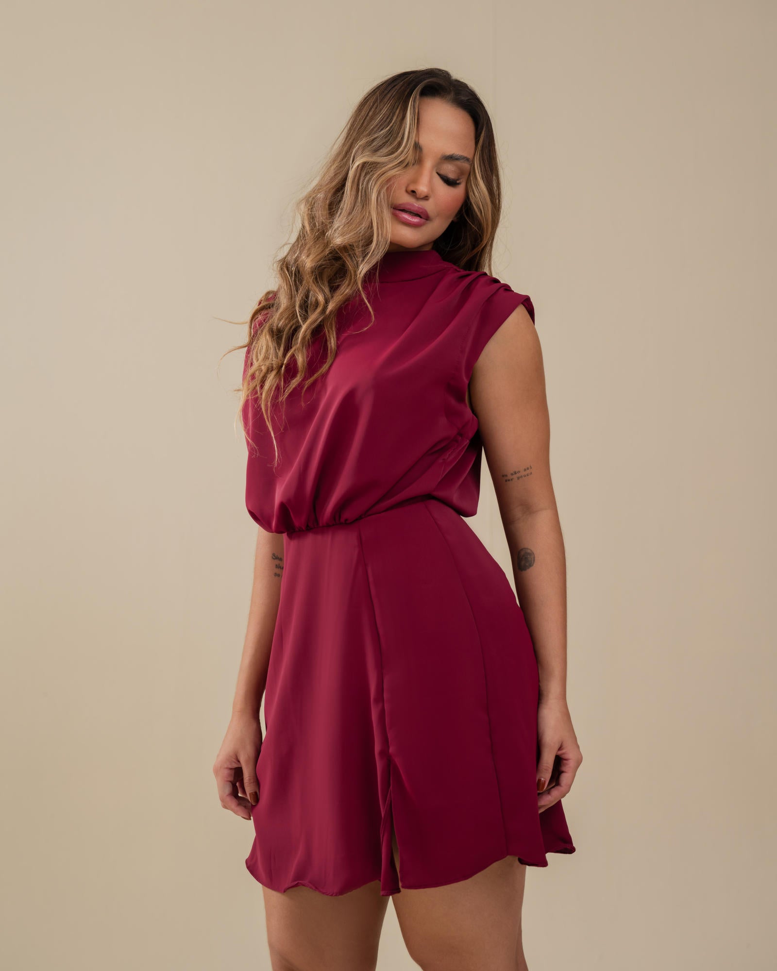 VESTIDO CURTO COM OMBROS DRAPEADOS