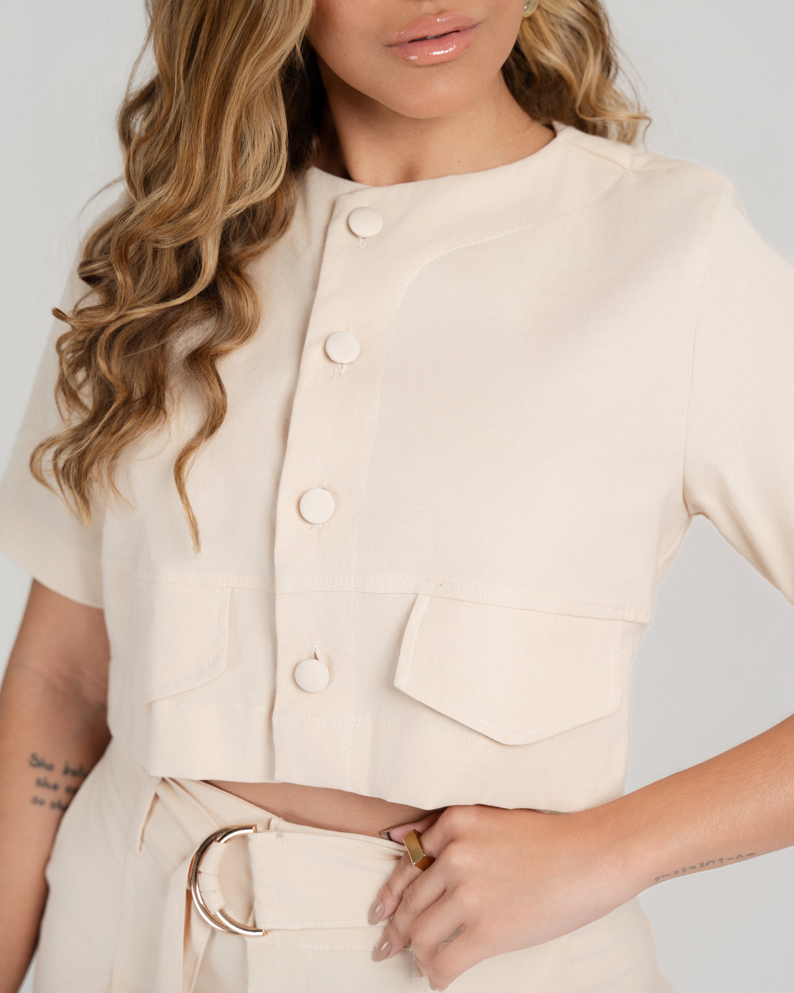 CAMISA CROPPED MANGA CURTA  COM LAPELAS