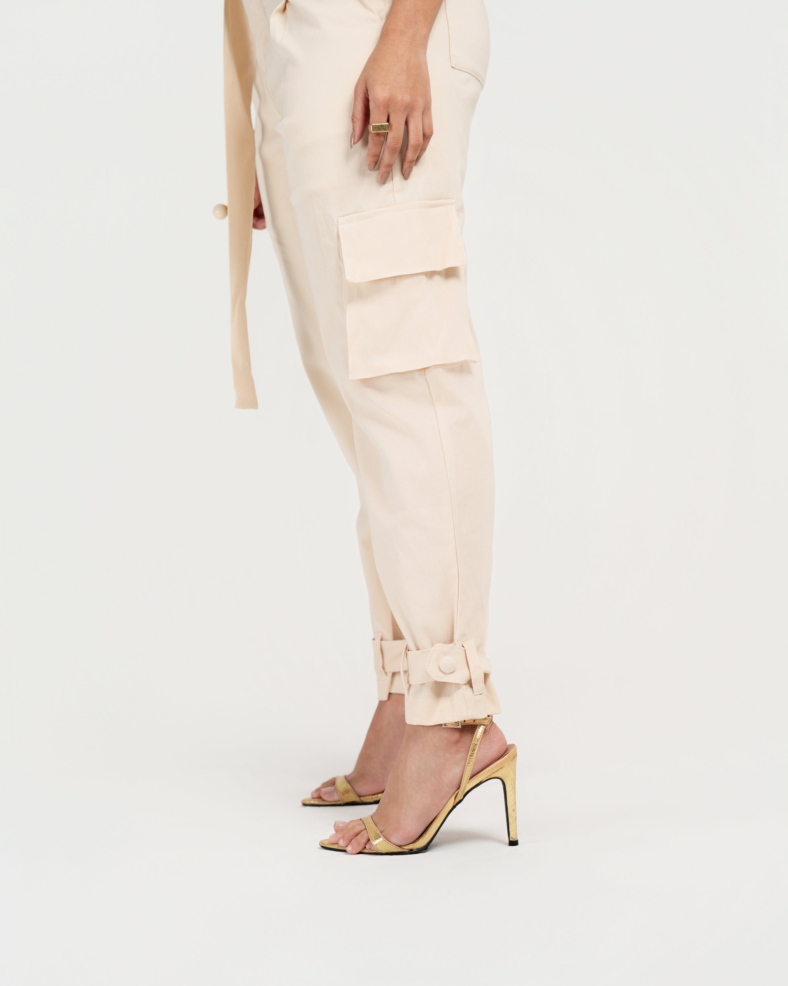 CALÇA SLOUCHY COM CINTO E BOLSOS CARGO