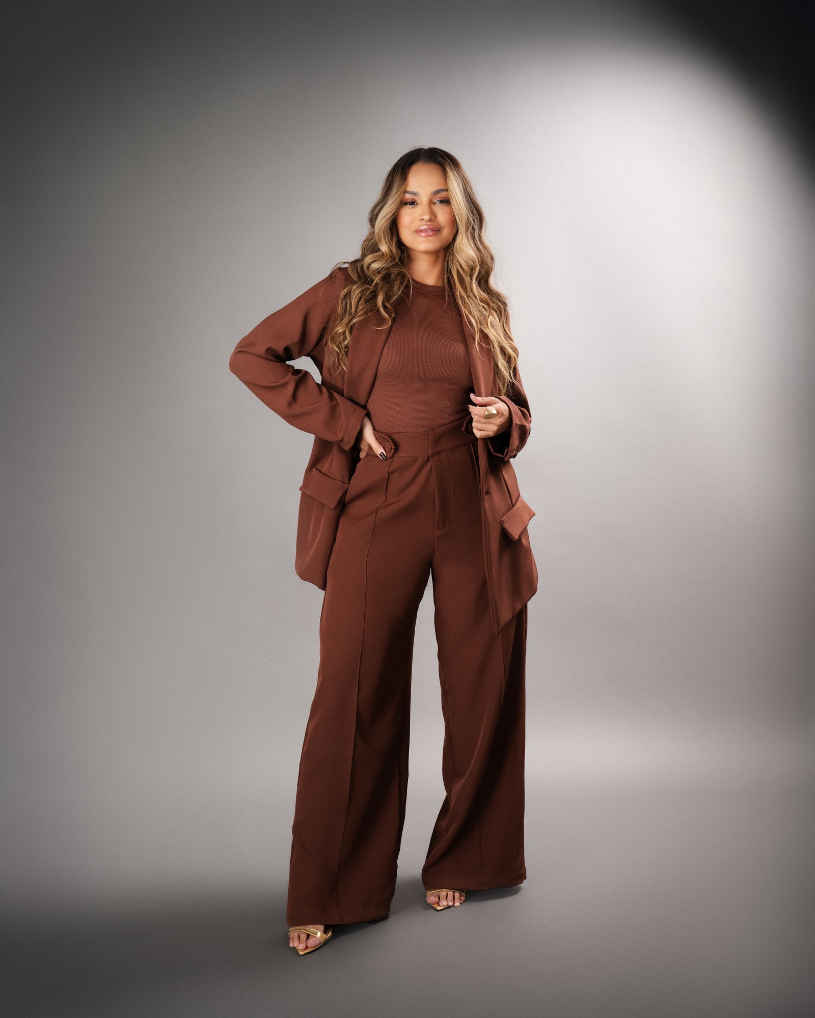 CALÇA RETA CLÁSSICA COM BOTÕES