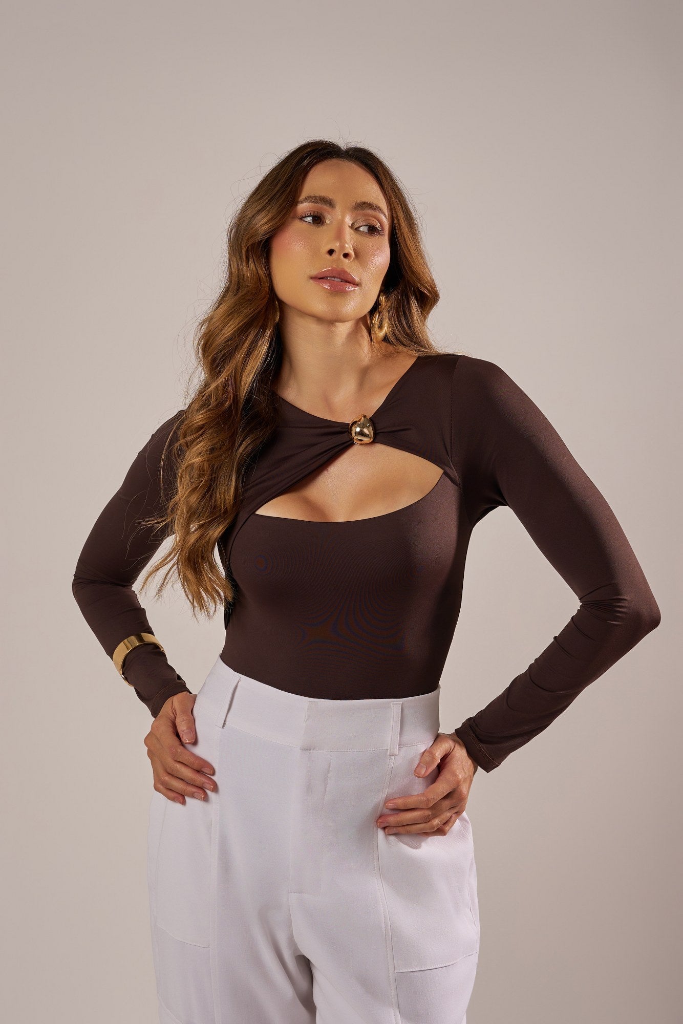 BODY MANGA LONGA COM AJUSTE METÁLICO