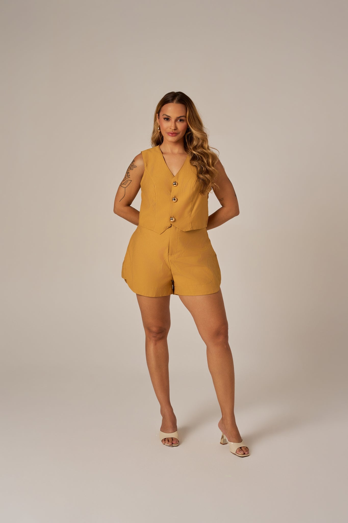 SHORT ALFAIATARIA COM RECORTES