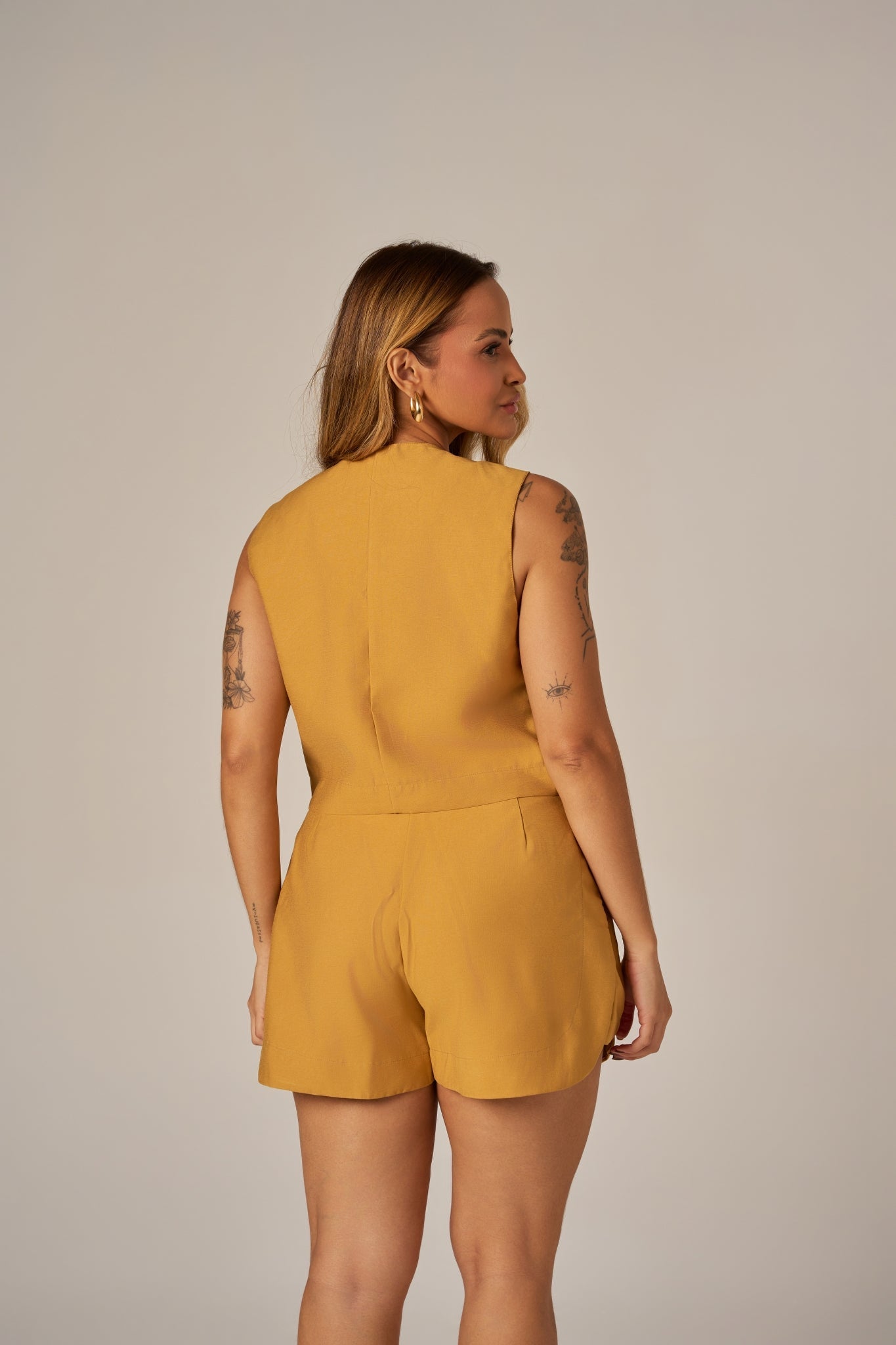 SHORT ALFAIATARIA COM RECORTES