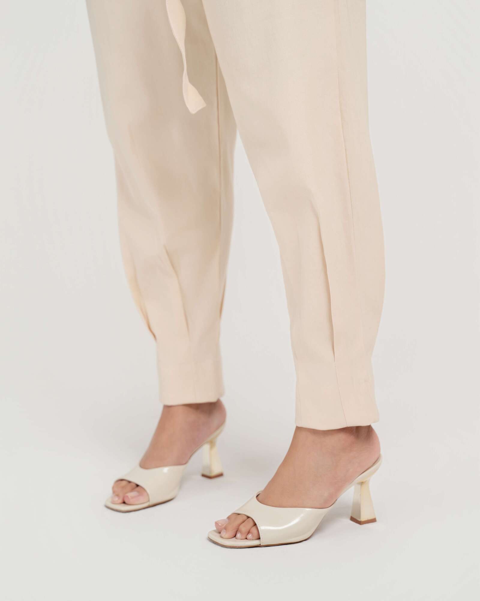 MACACÃO PEPLUM COM CINTO