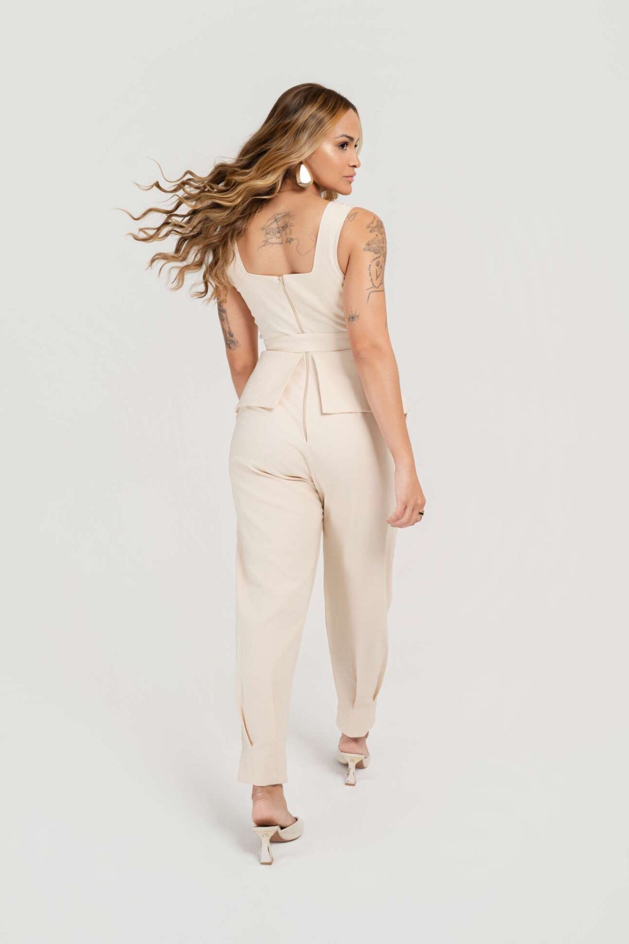 MACACÃO PEPLUM COM CINTO