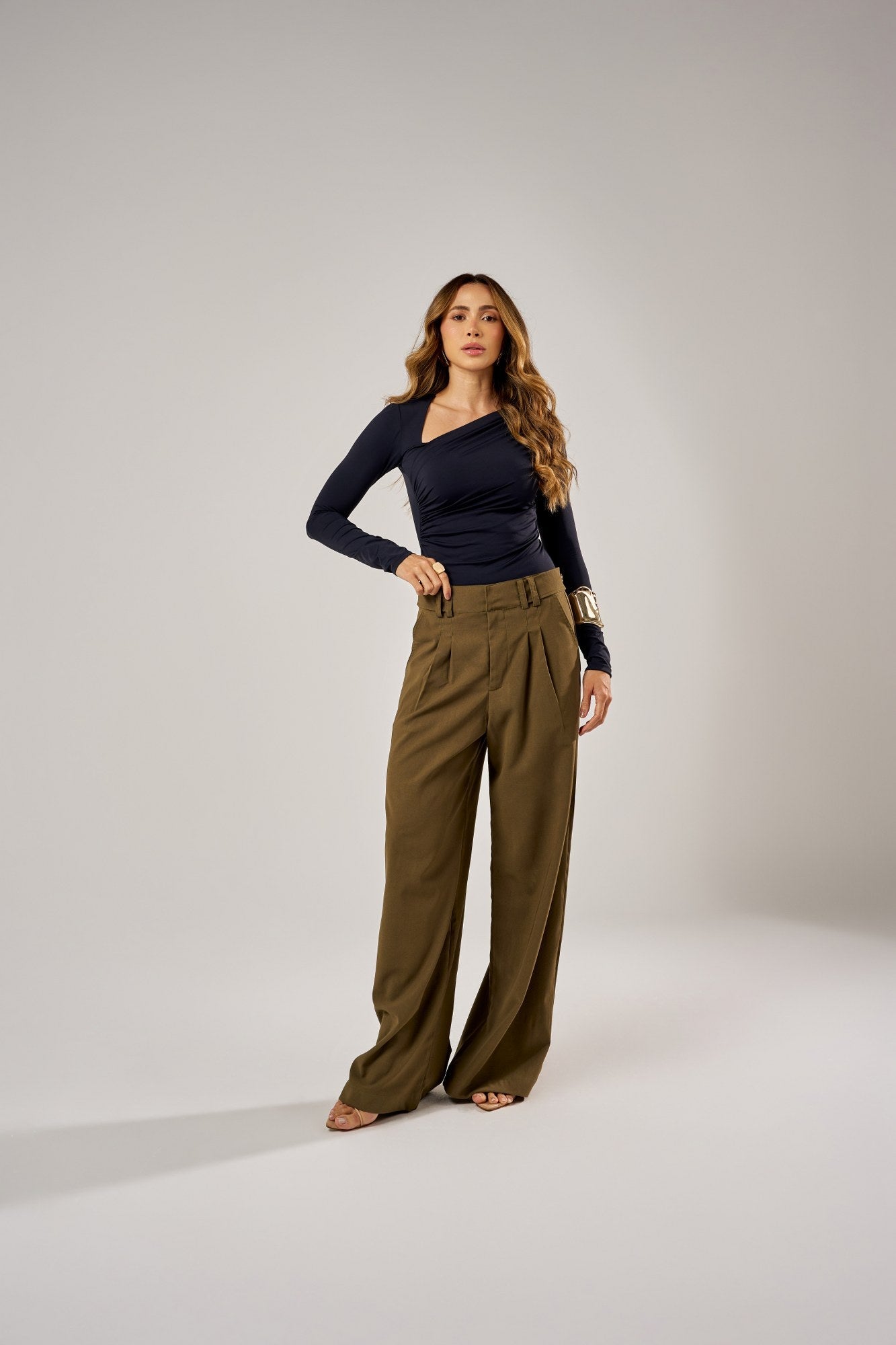 CALÇA PANTALONA COM PREGAS E BOTÕES