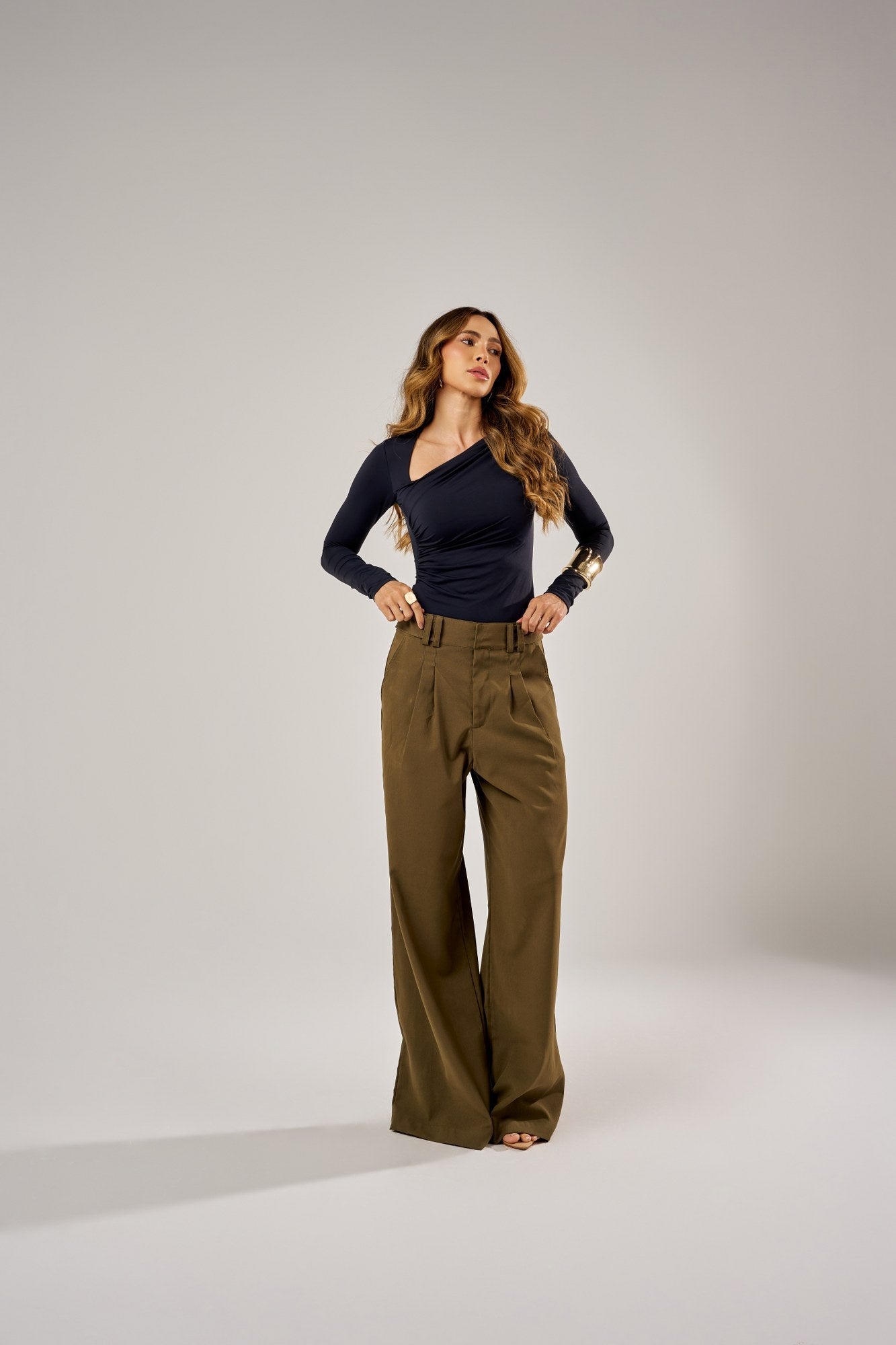 BLUSA DECOTE ASSIMÉTRICO MANGA LONGA