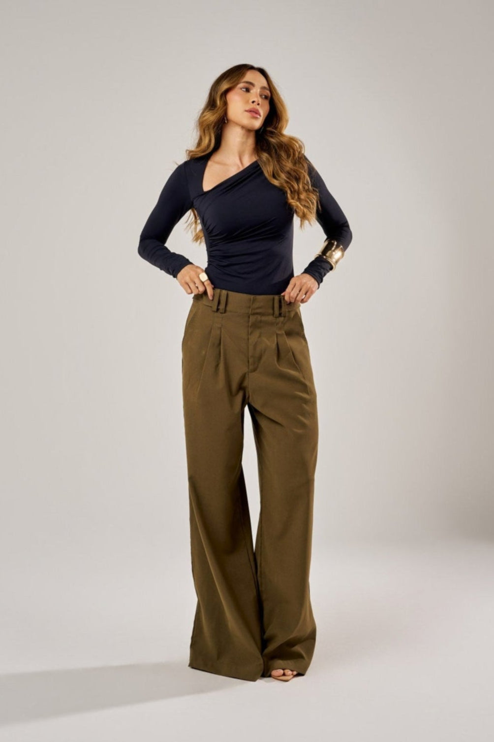 CALÇA PANTALONA COM PREGAS E BOTÕES