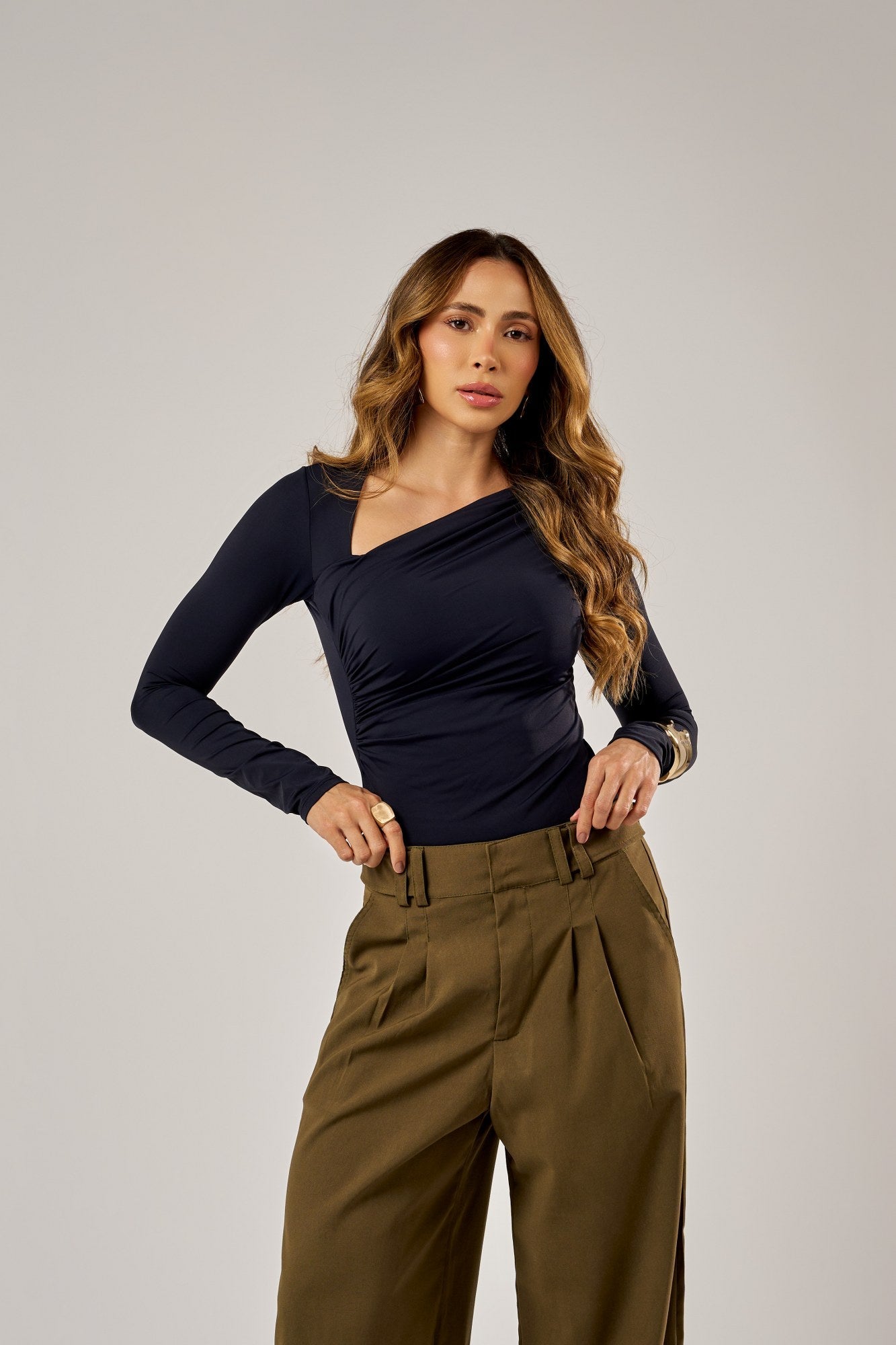 CALÇA PANTALONA COM PREGAS E BOTÕES