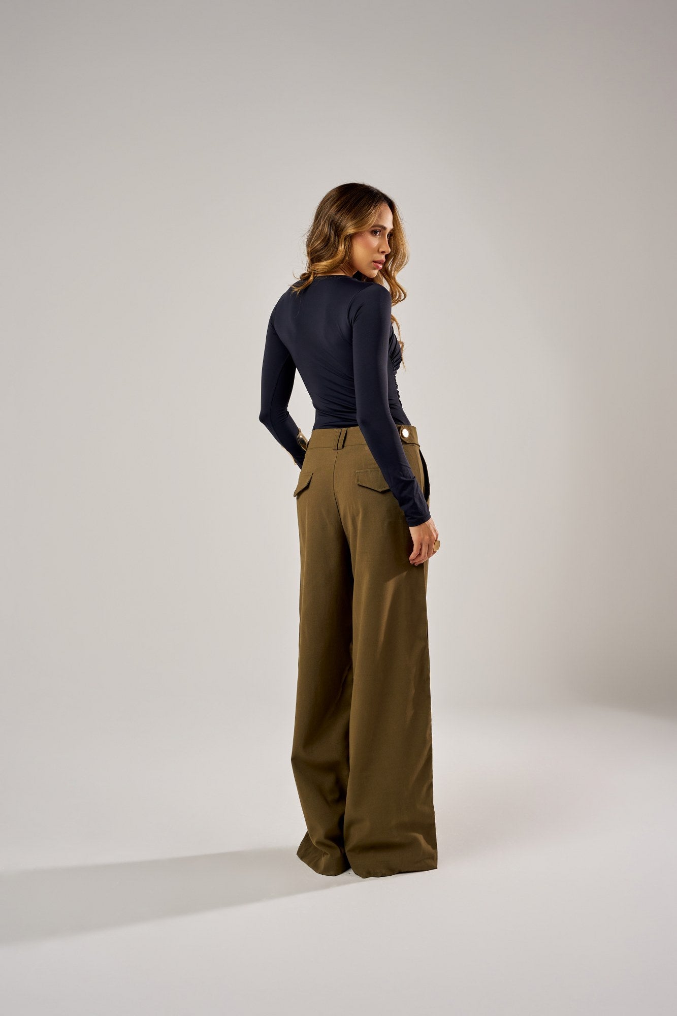 CALÇA PANTALONA COM PREGAS E BOTÕES