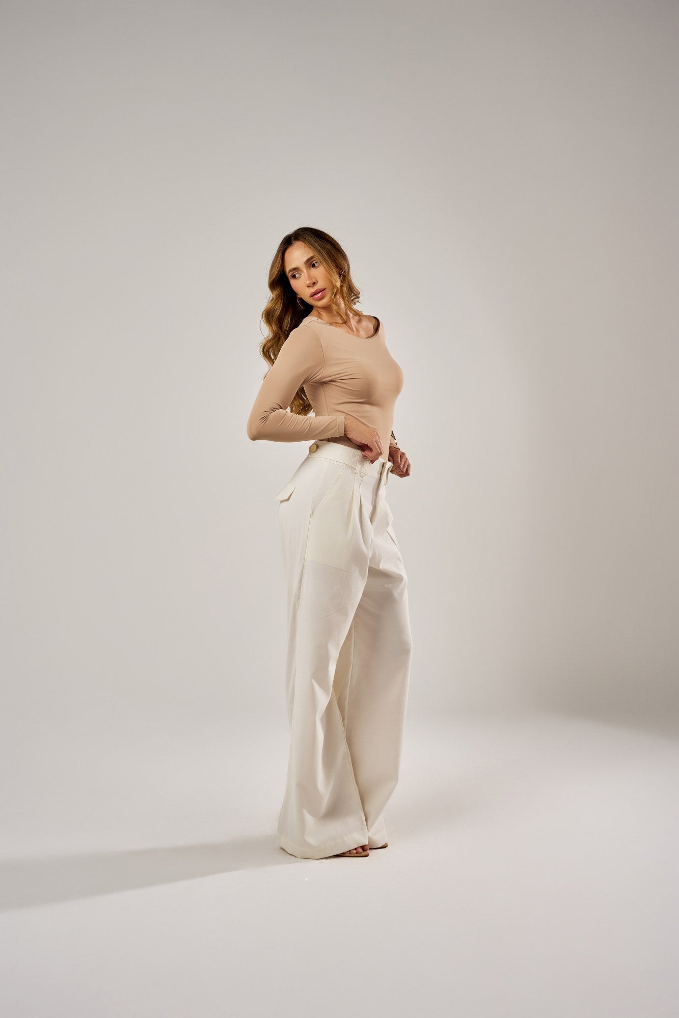 CALÇA PANTALONA COM PREGAS E BOTÕES