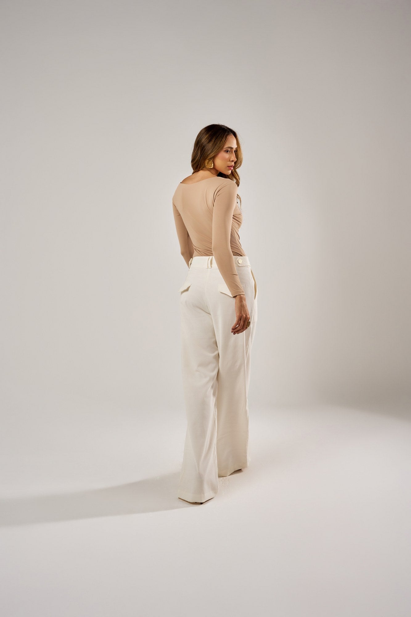 CALÇA PANTALONA COM PREGAS E BOTÕES