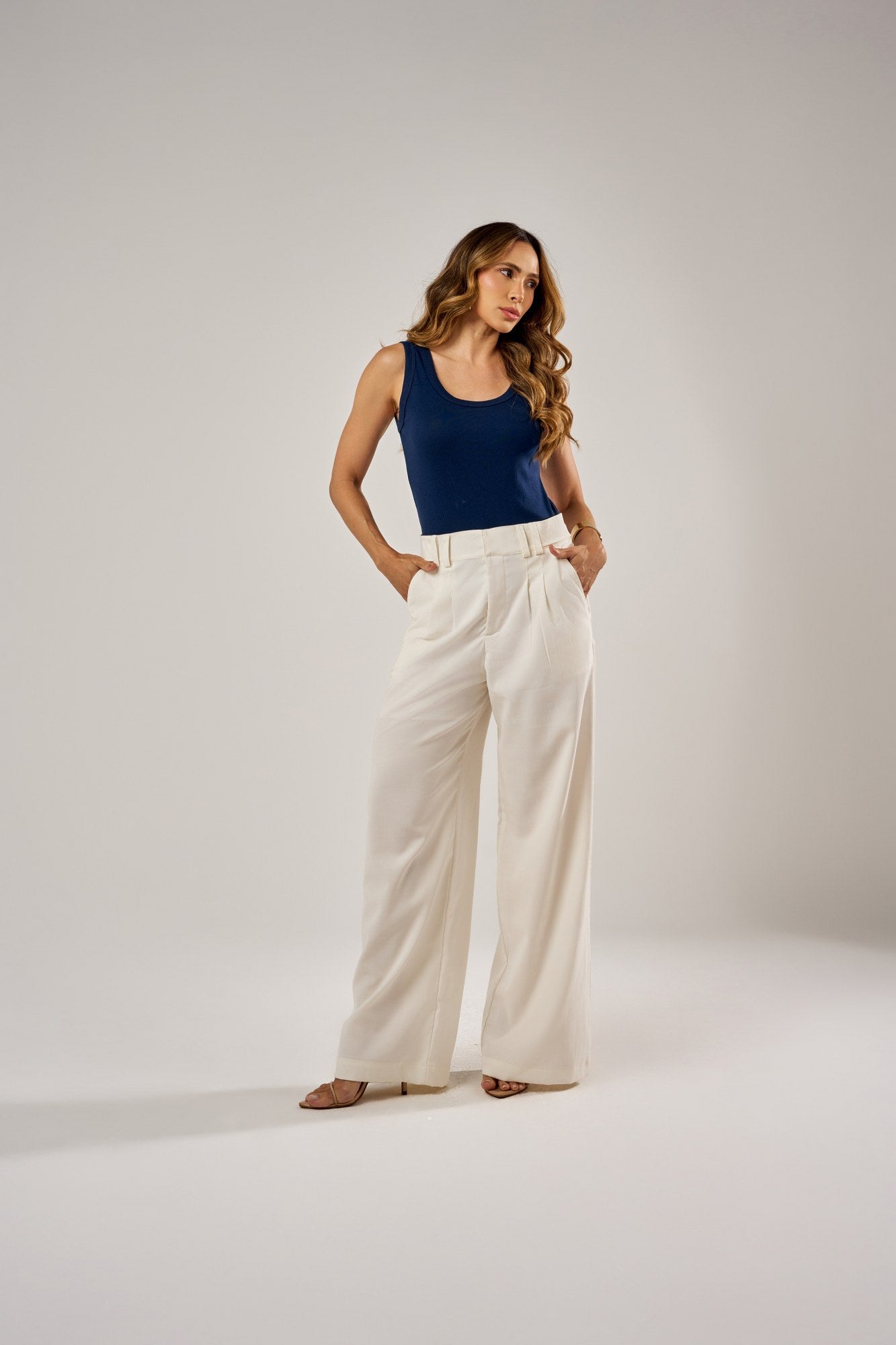CALÇA PANTALONA COM PREGAS E BOTÕES