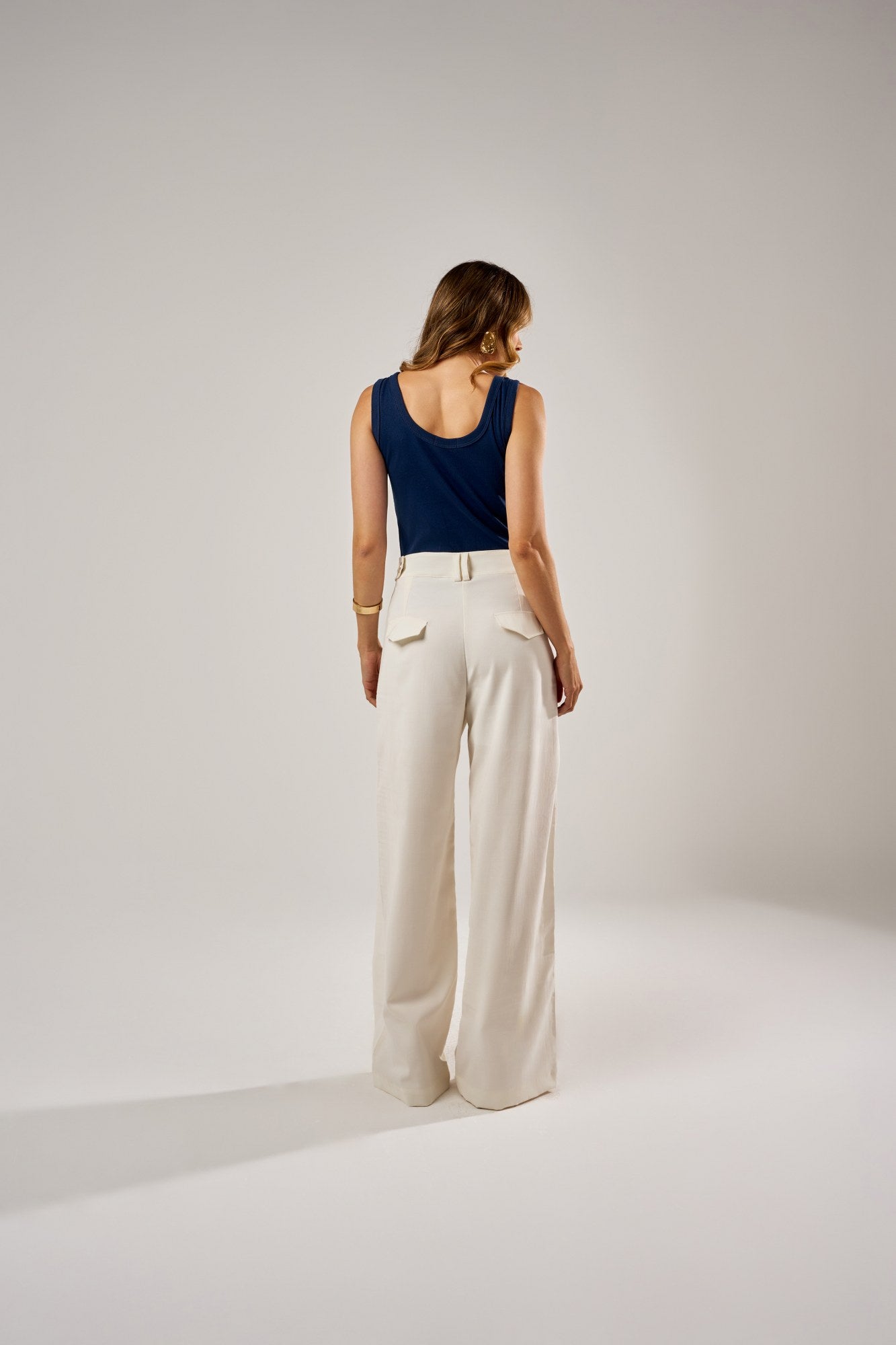 CALÇA PANTALONA COM PREGAS E BOTÕES