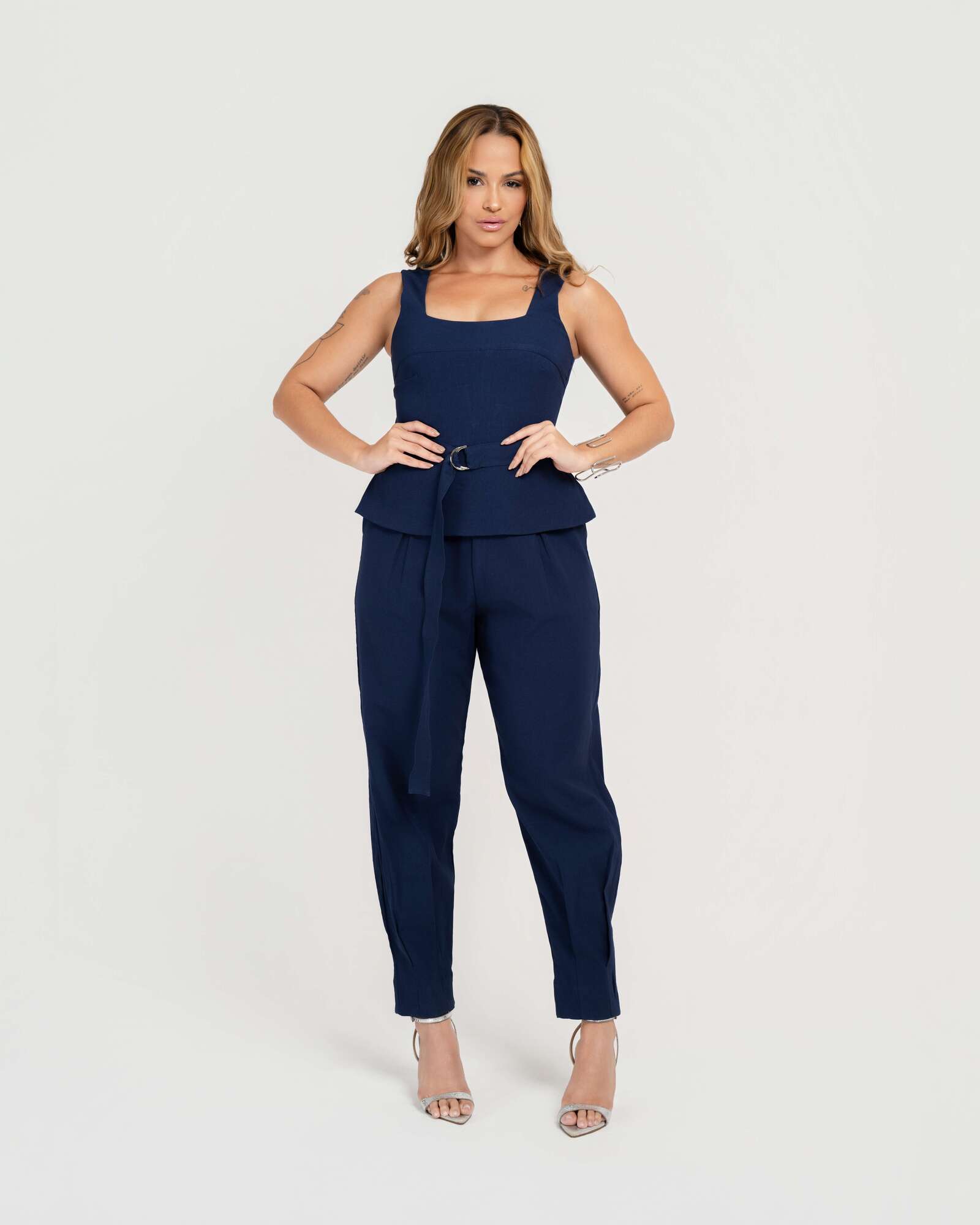 MACACÃO PEPLUM COM CINTO