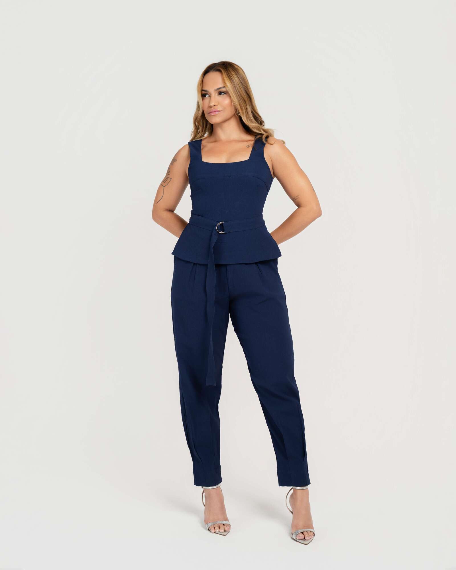 MACACÃO PEPLUM COM CINTO