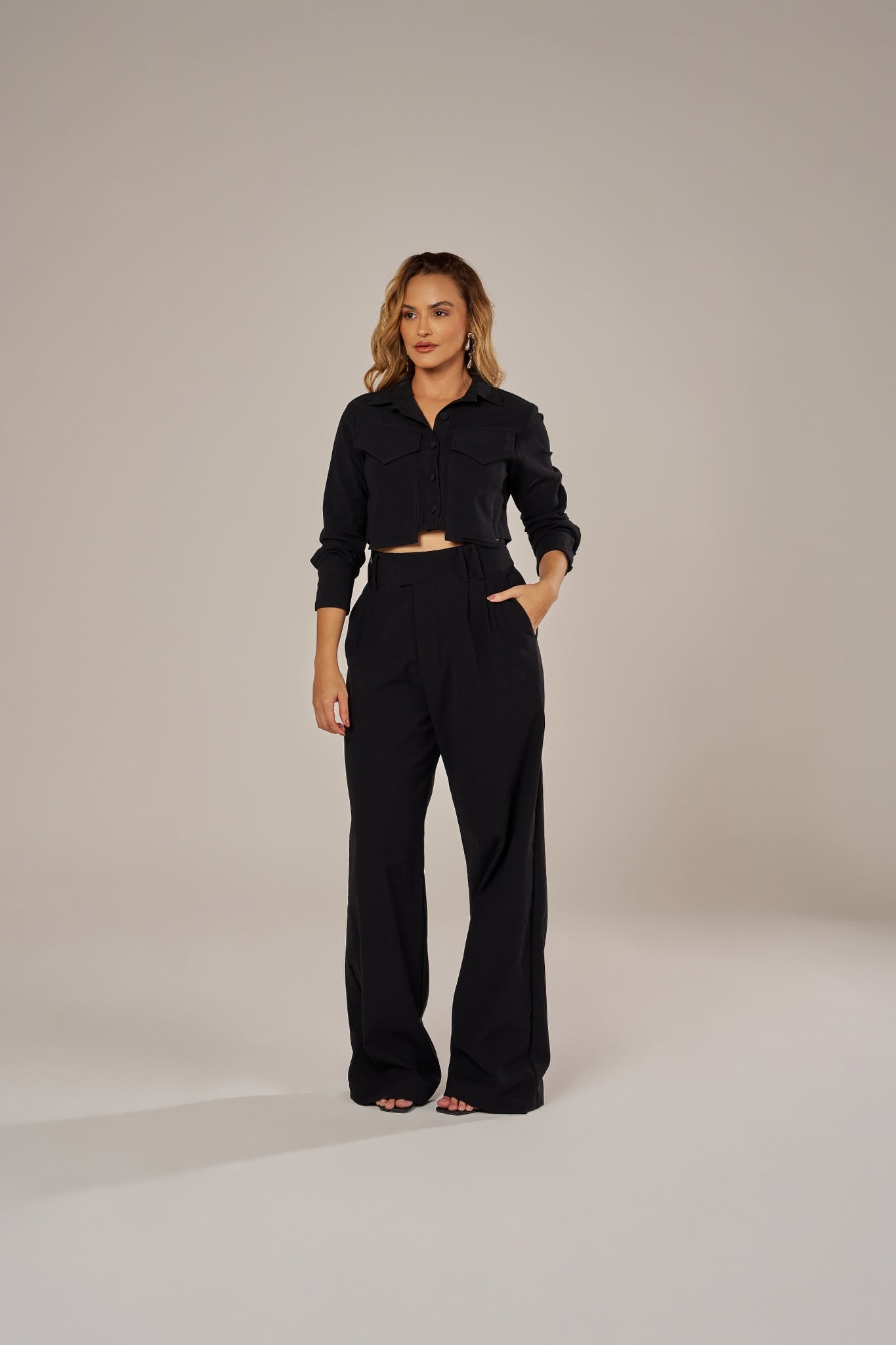 CAMISA CROPPED MAXI BOLSOS