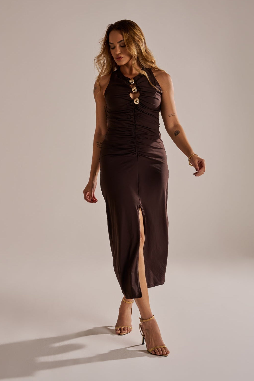 VESTIDO MIDI COM DRAPEADOS E AJUSTES ORGÂNICOS