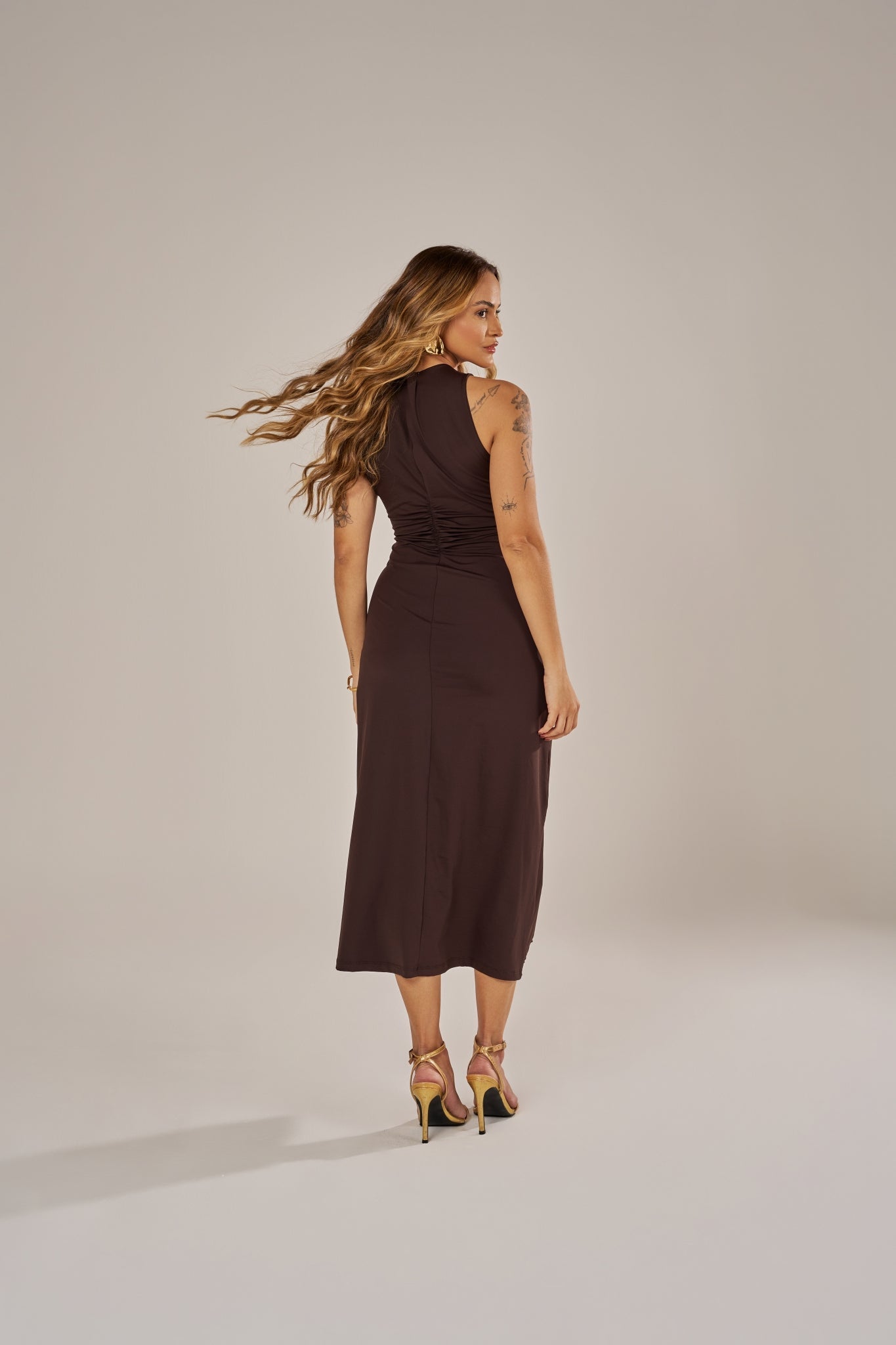 VESTIDO MIDI COM DRAPEADOS E AJUSTES ORGÂNICOS