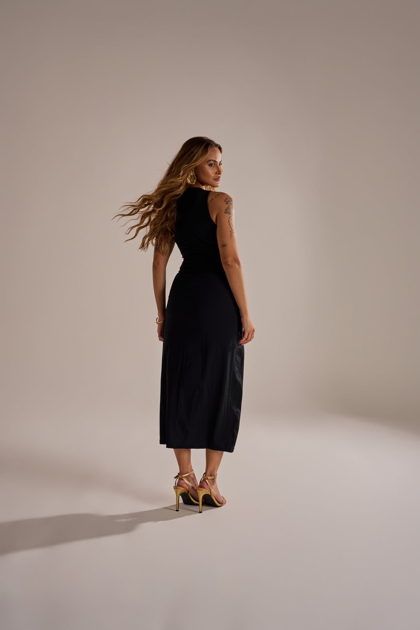 VESTIDO MIDI COM DRAPEADOS E AJUSTES ORGÂNICOS