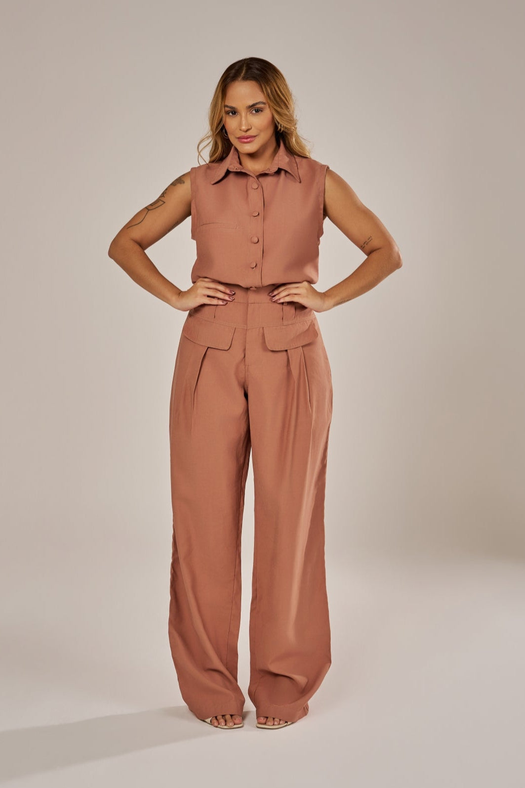 CALÇA RETA COM MAXI PREGAS E LAPELAS