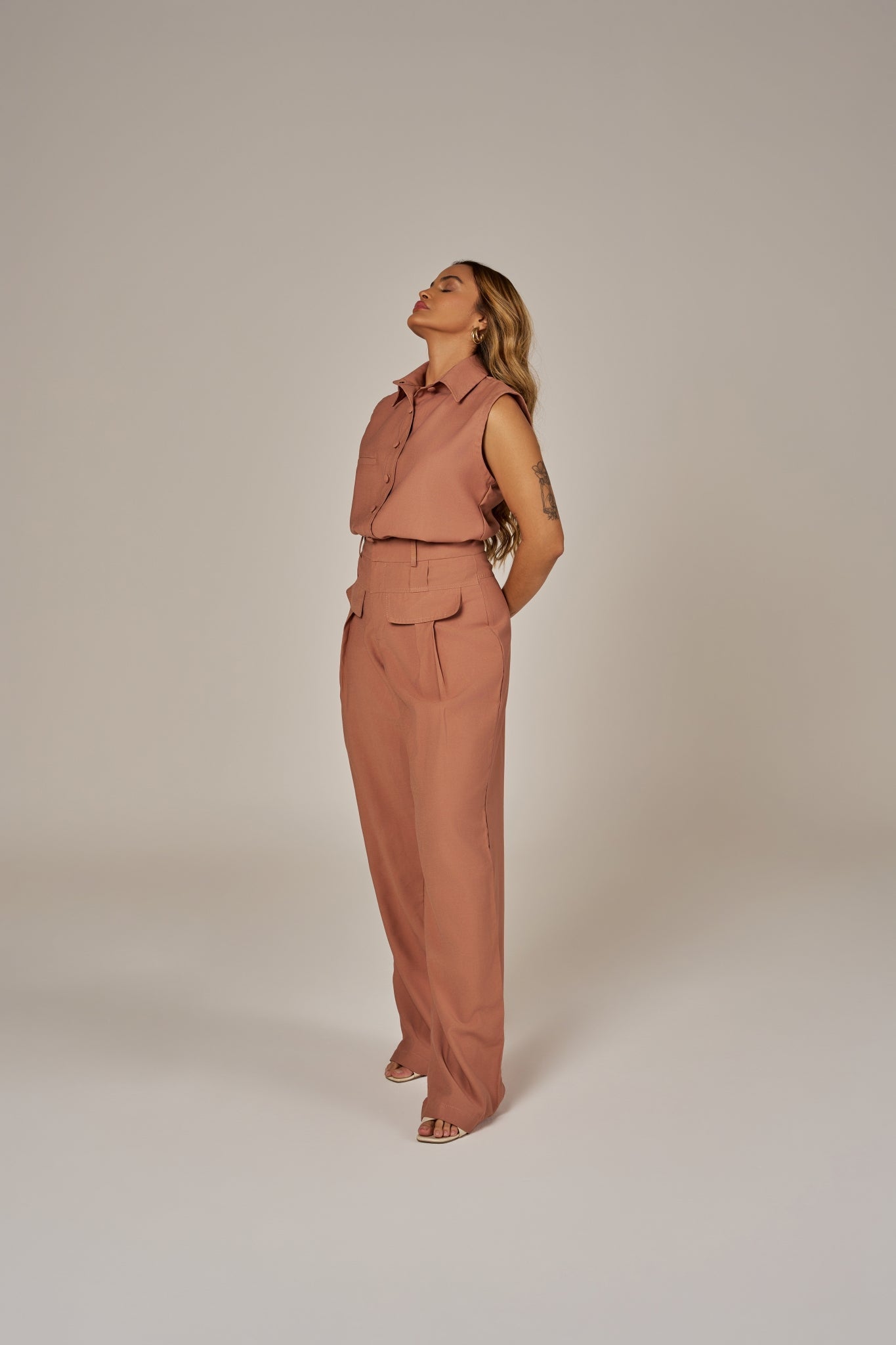 CALÇA RETA COM MAXI PREGAS E LAPELAS