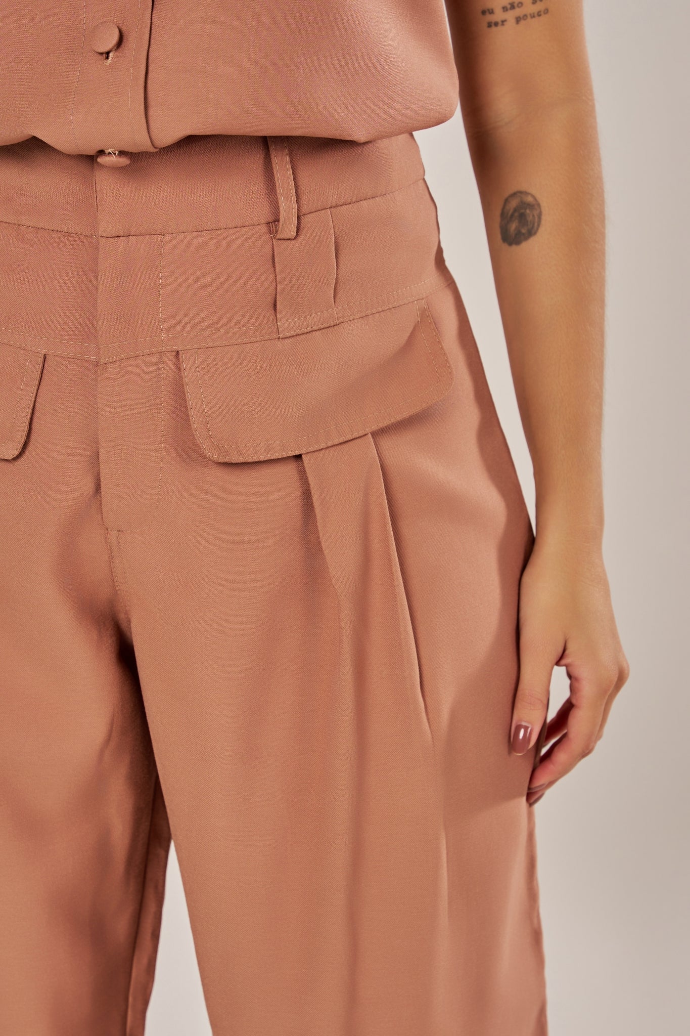 CALÇA RETA COM MAXI PREGAS E LAPELAS