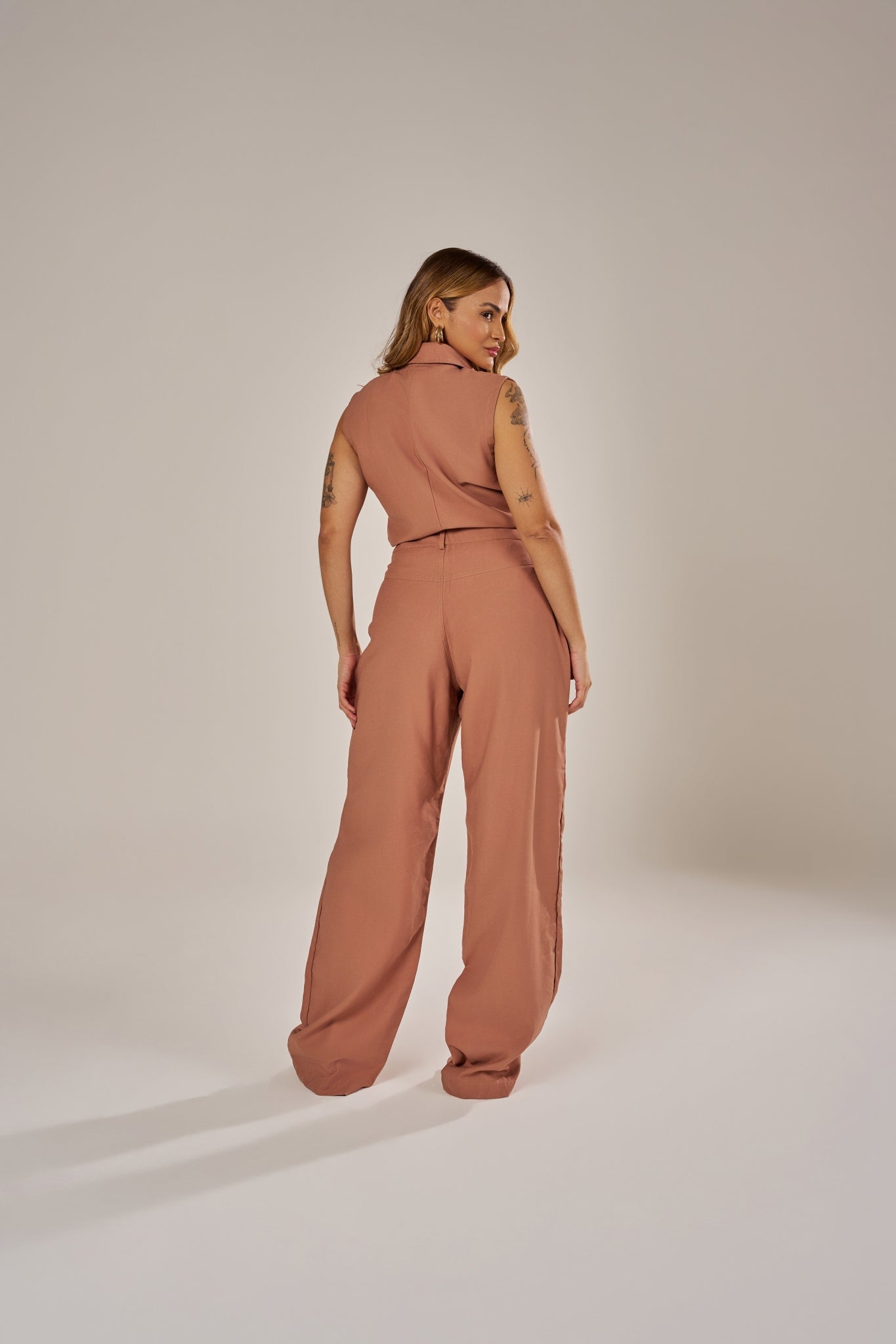 CALÇA RETA COM MAXI PREGAS E LAPELAS