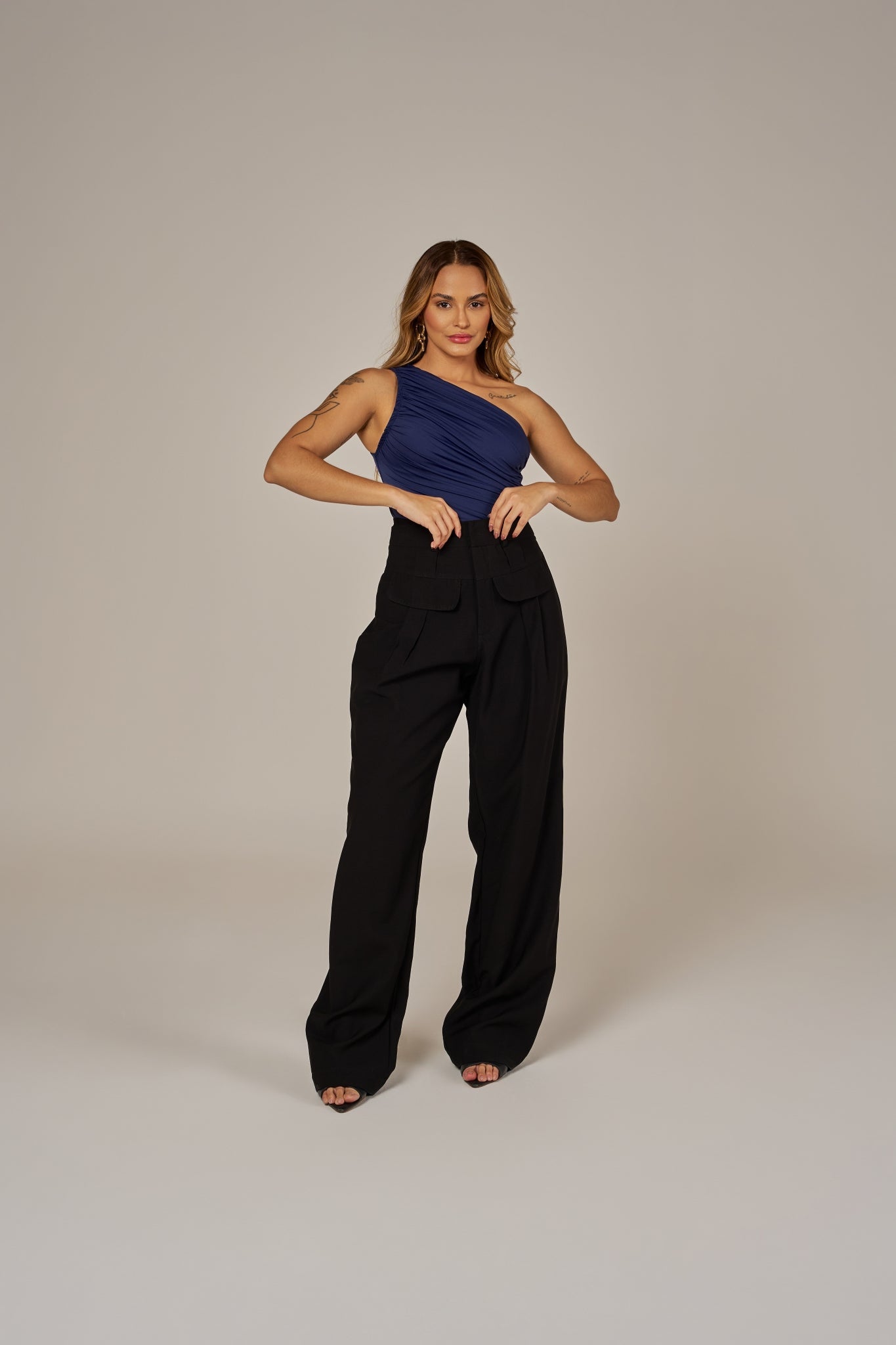 CALÇA RETA COM MAXI PREGAS E LAPELAS