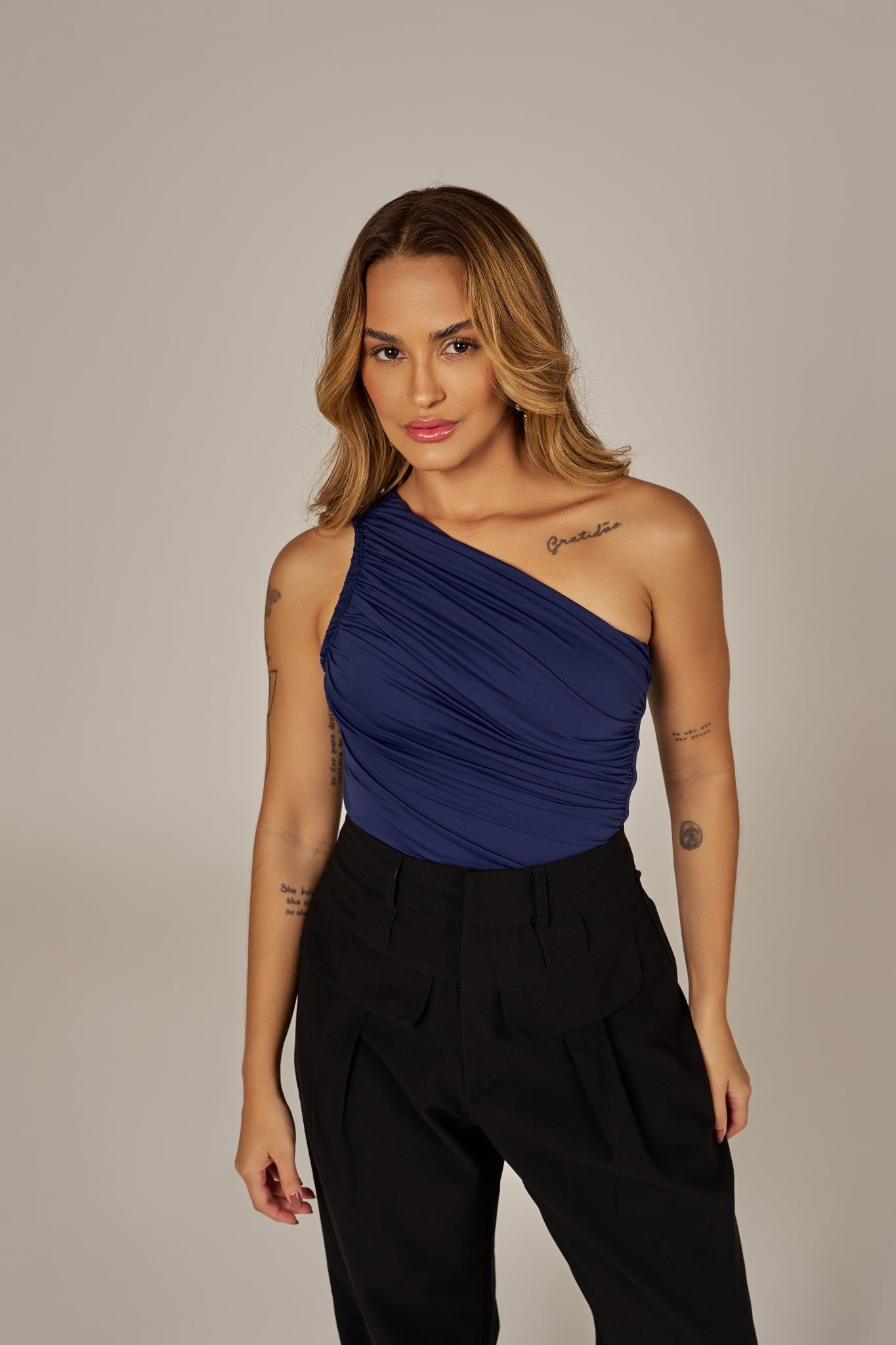 CALÇA RETA COM MAXI PREGAS E LAPELAS