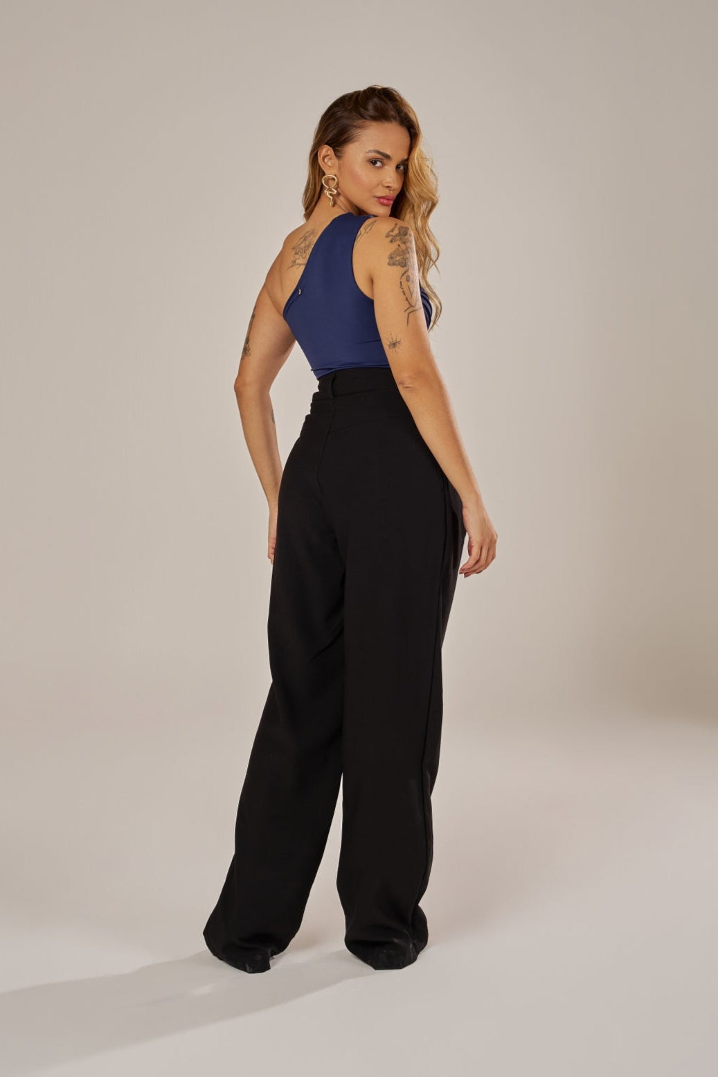 CALÇA RETA COM MAXI PREGAS E LAPELAS