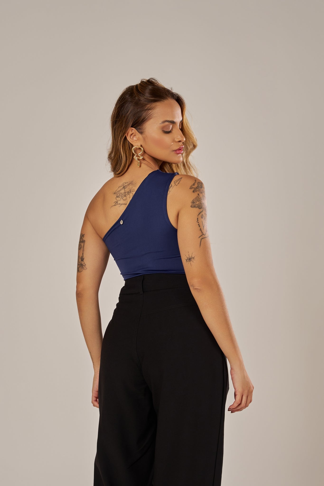 CALÇA RETA COM MAXI PREGAS E LAPELAS