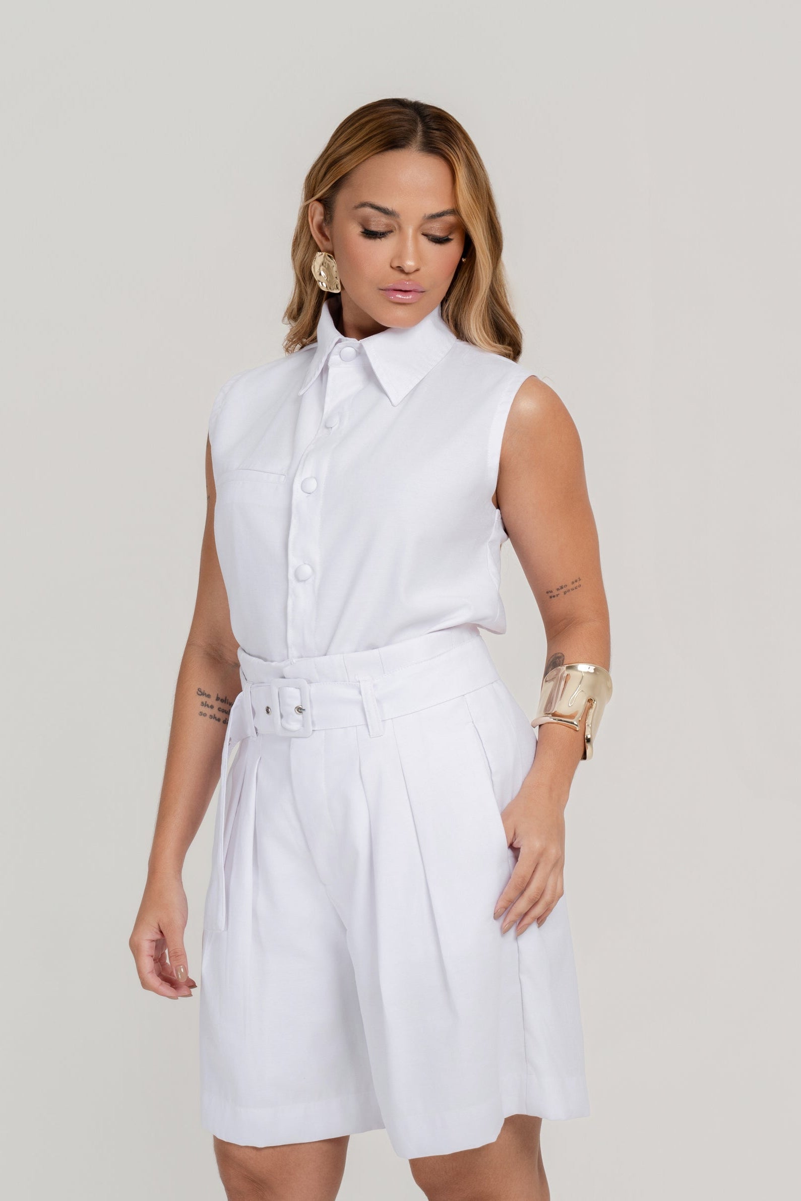 BERMUDA ALFAIATARIA COM PREGAS E CINTO