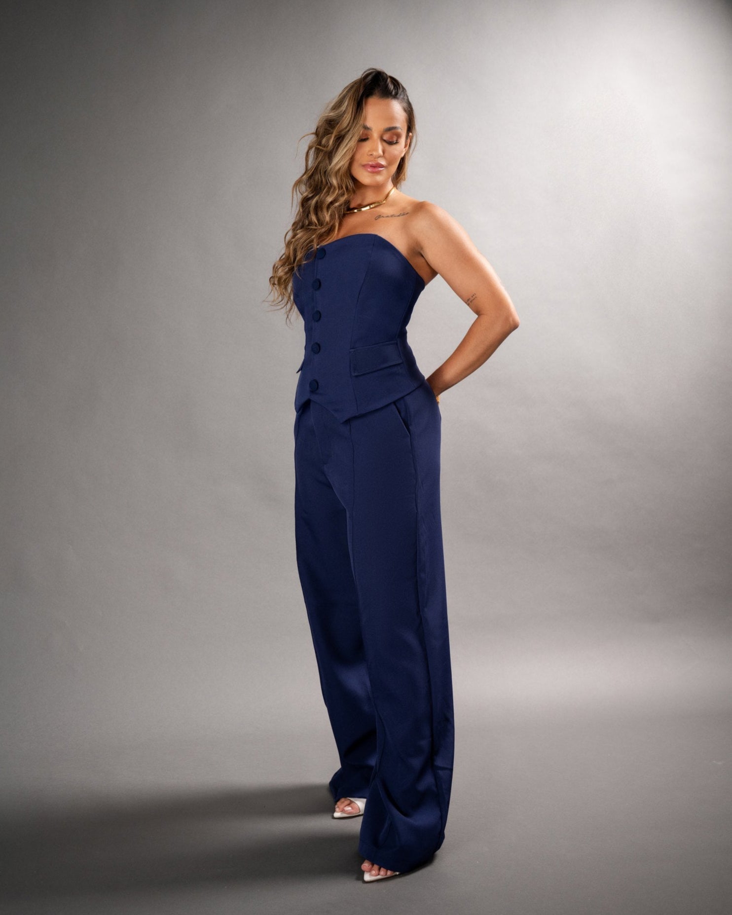 CALÇA RETA CLÁSSICA COM BOTÕES