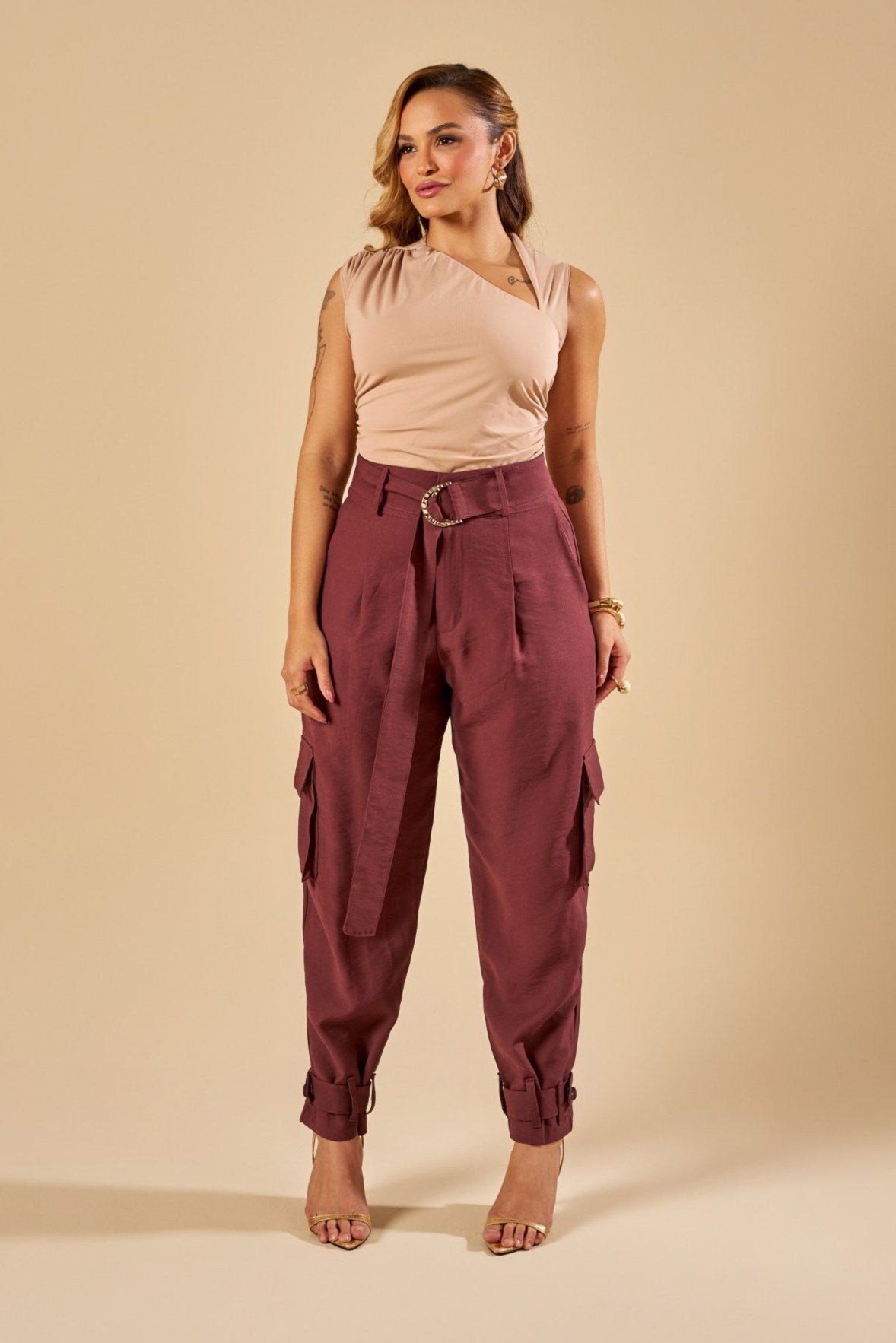 CALÇA SLOUCHY COM CINTO E BOLSOS CARGO