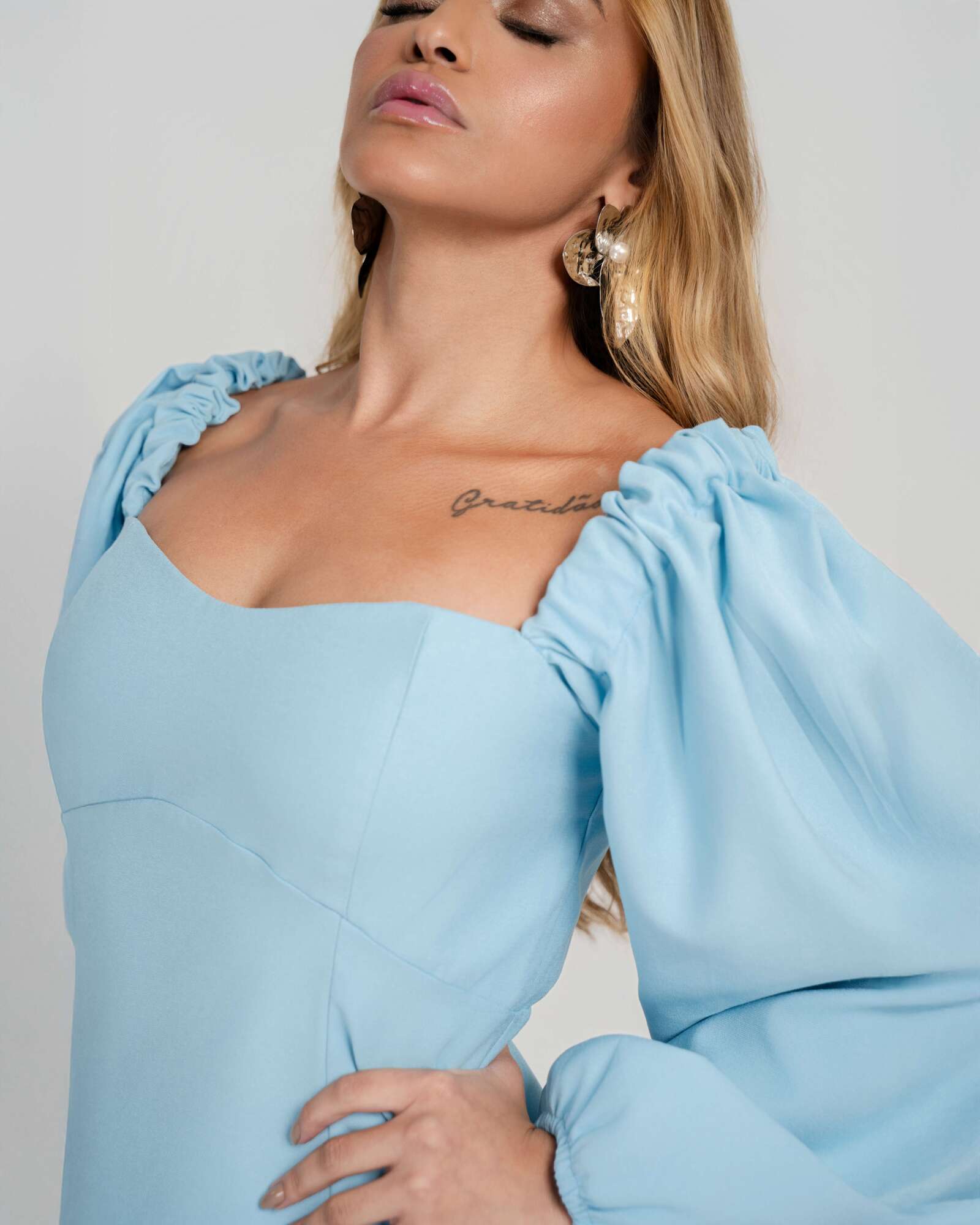 VESTIDO CURTO MANGAS BUFANTES