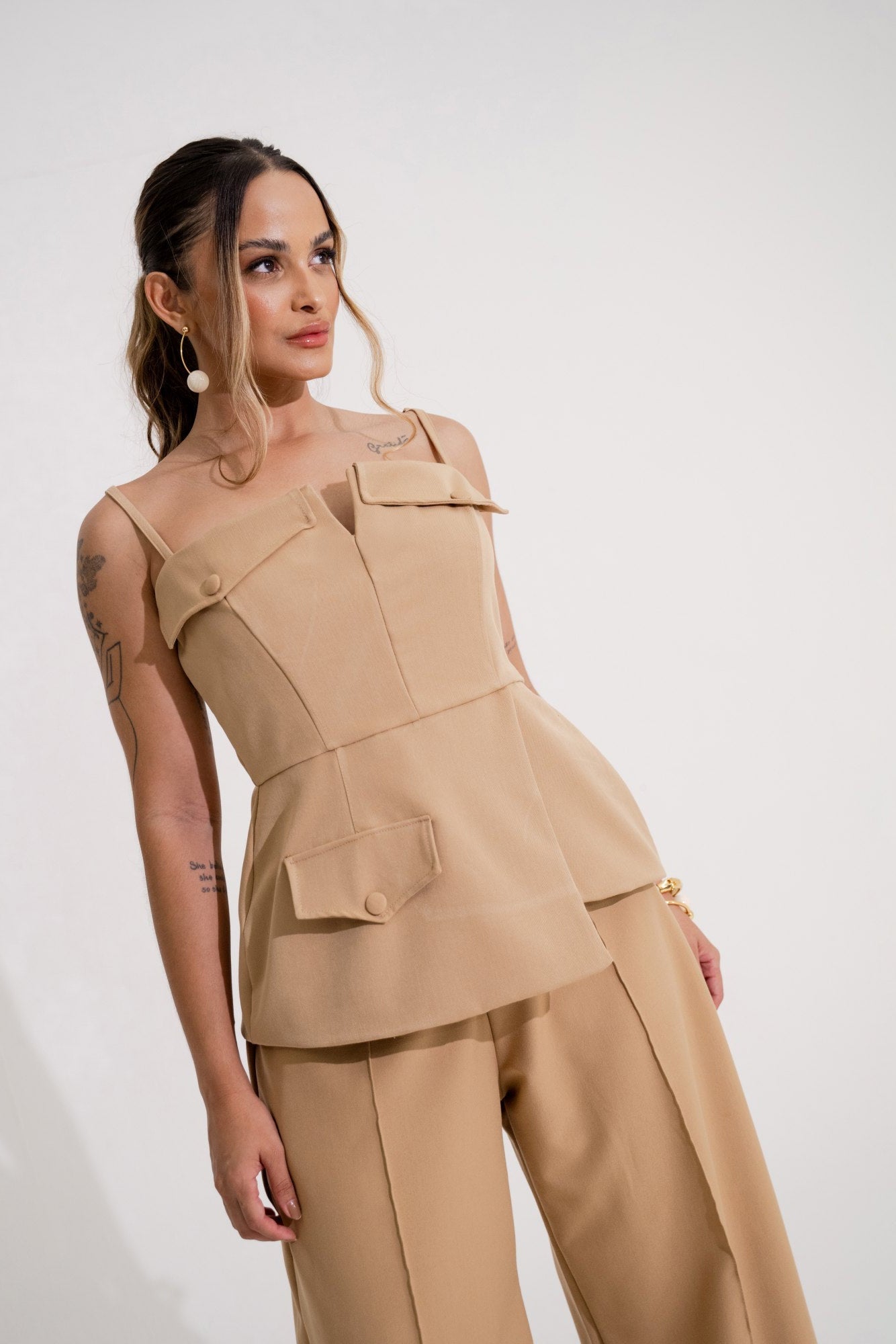 BLUSA PEPLUM ASSIMÉTRICO COM LAPELAS