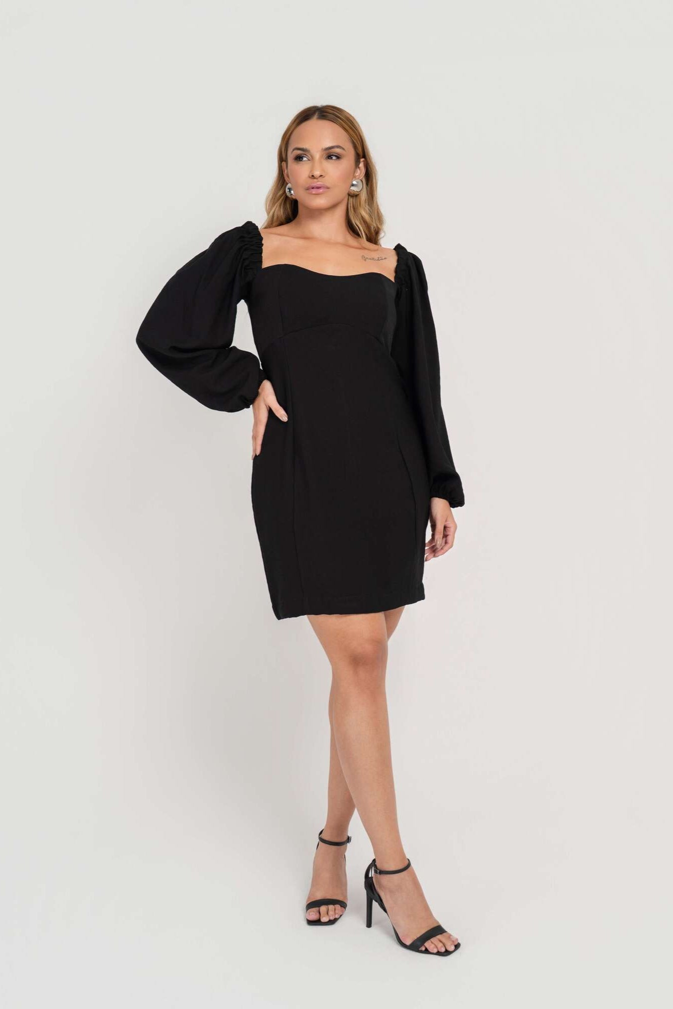 VESTIDO CURTO MANGAS BUFANTES