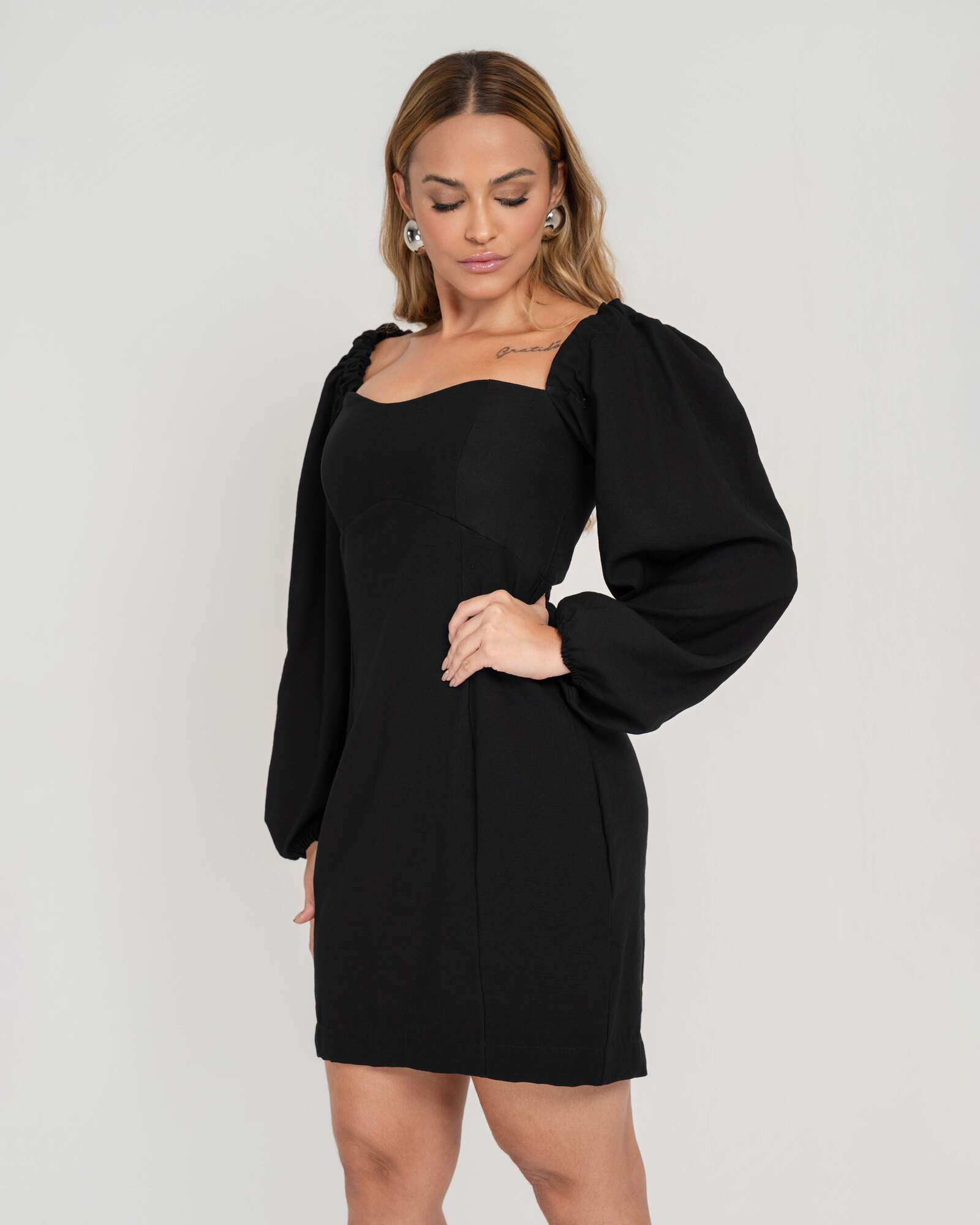 VESTIDO CURTO MANGAS BUFANTES