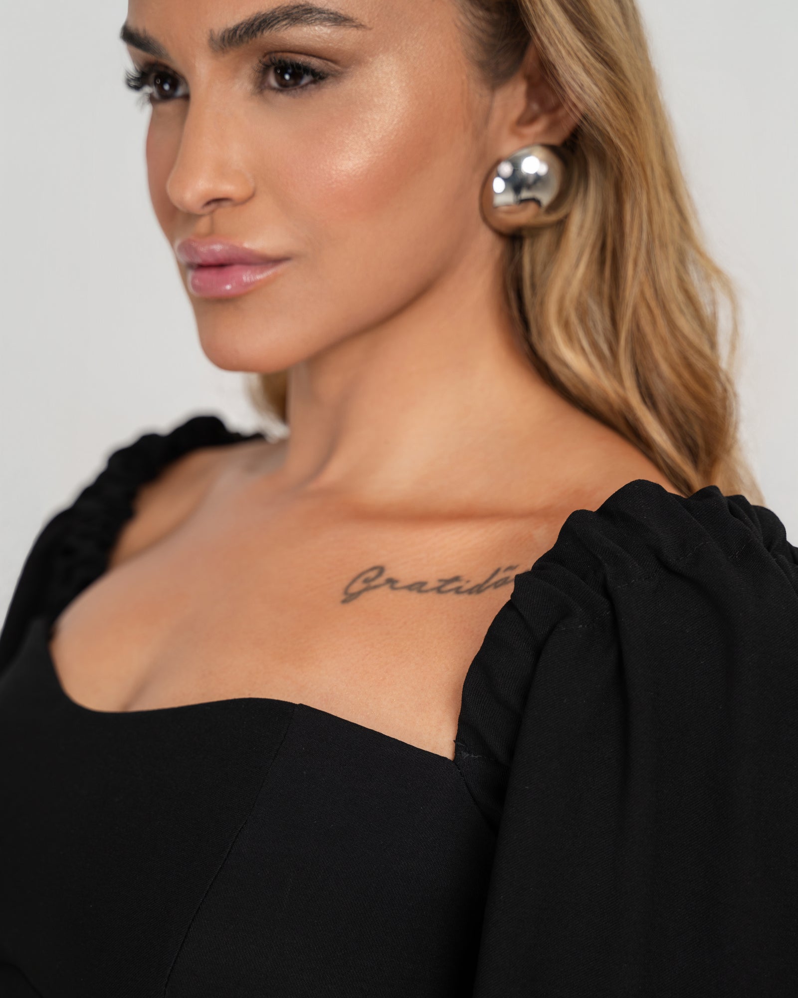 VESTIDO CURTO MANGAS BUFANTES