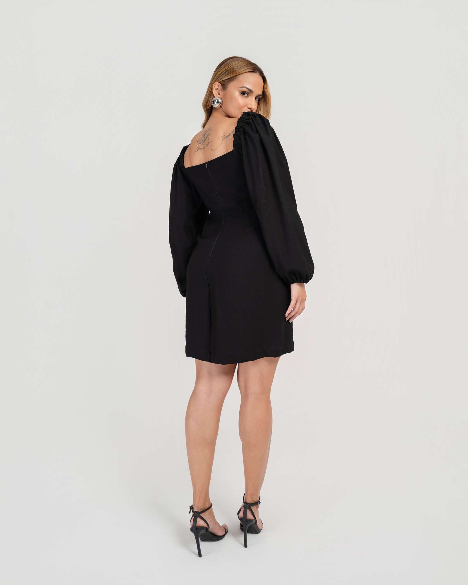 VESTIDO CURTO MANGAS BUFANTES