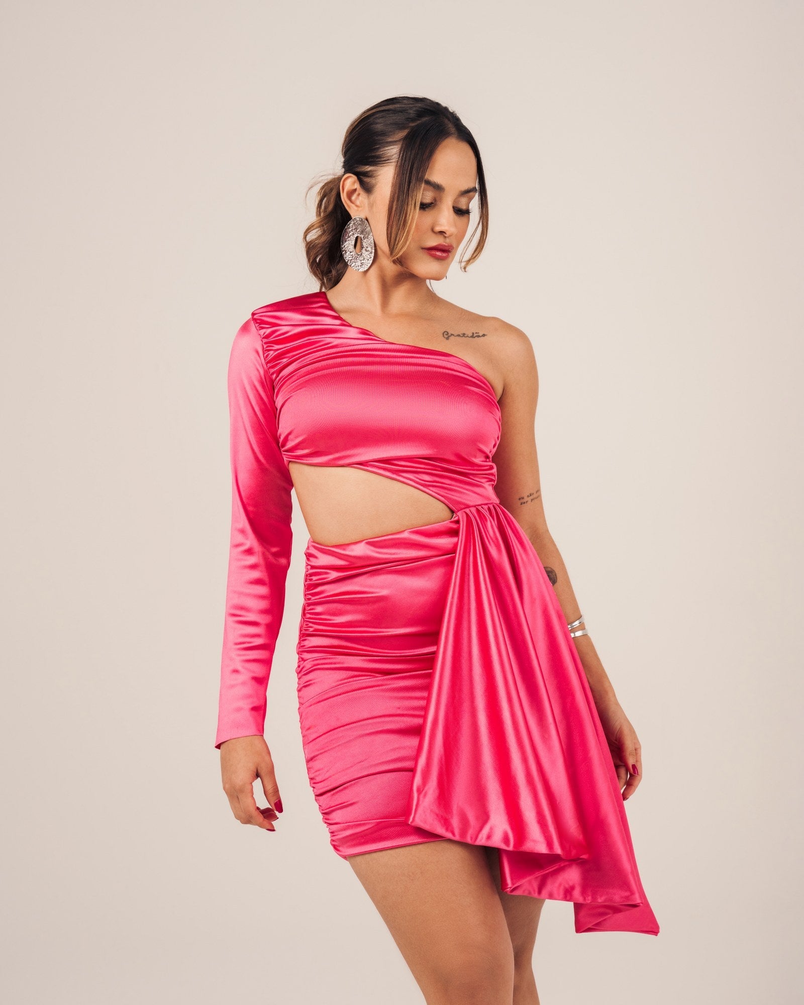 VESTIDO DRAPEADO COM ASSIMETRIA